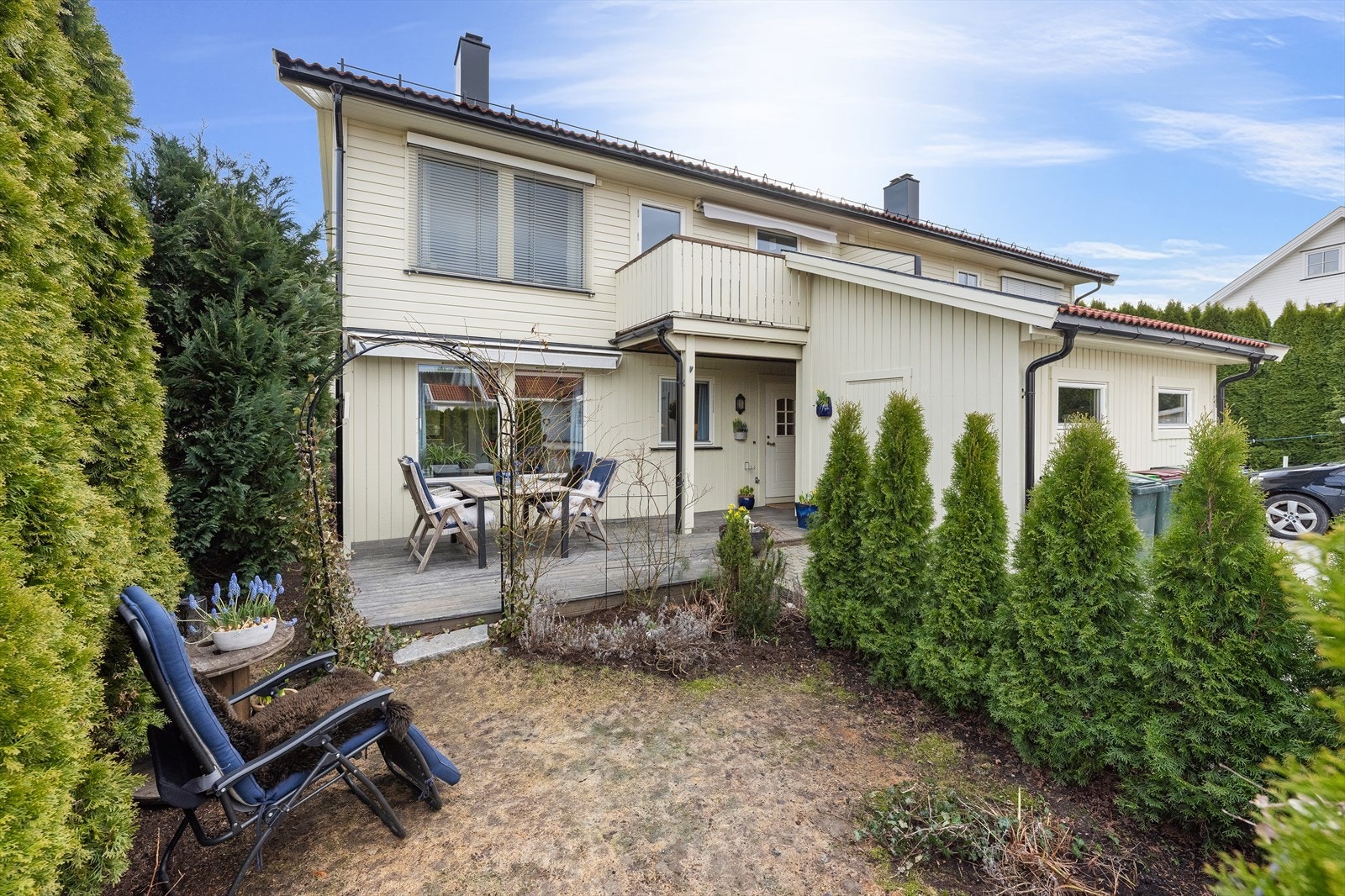 Boligen er oppført i bindingsverk over grunnmur i betong, med yttervegger kledd med trepanel. Galleribilde