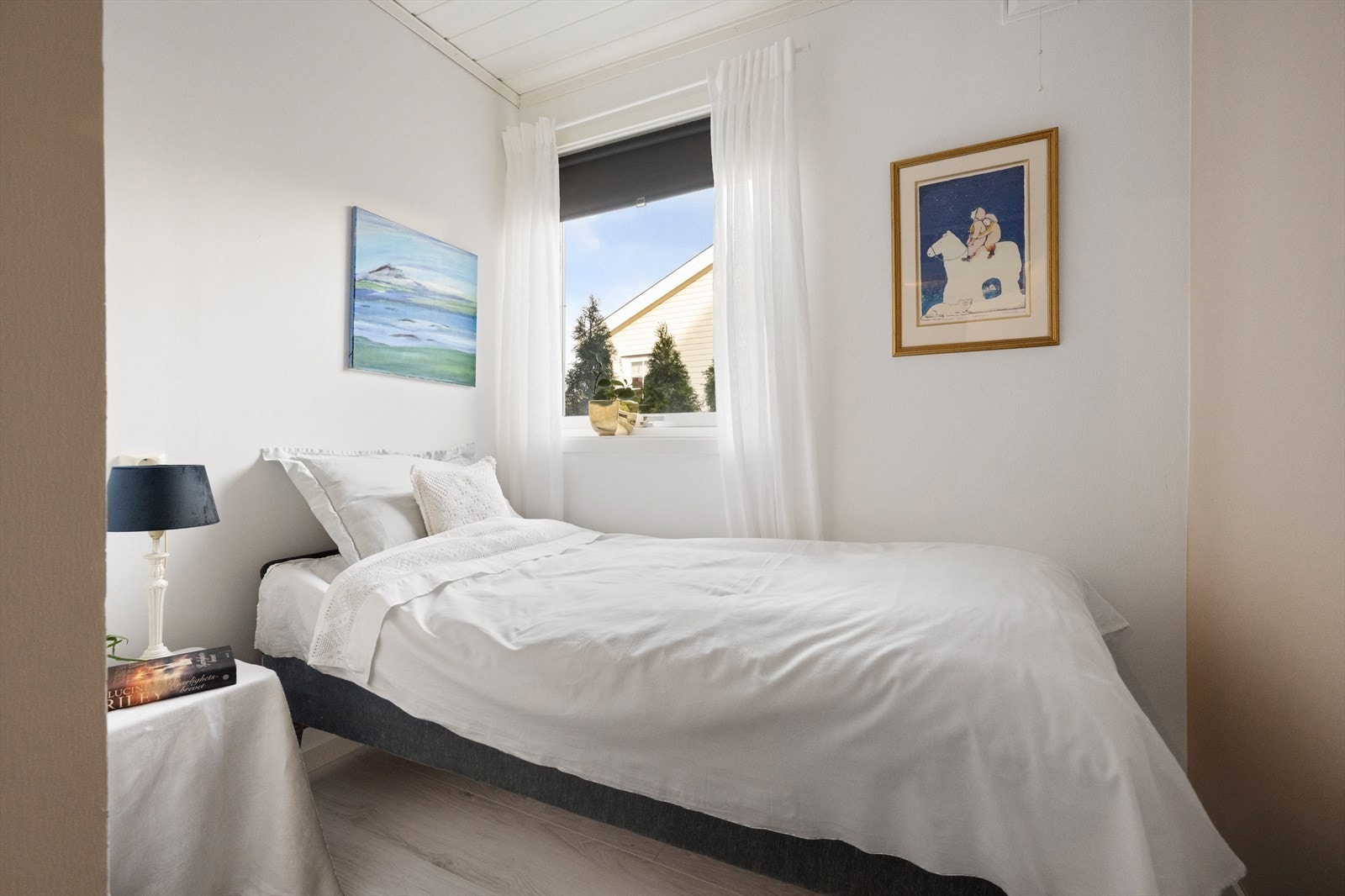 Soverommet er et komfortabelt rom med vegger av plater. Galleribilde