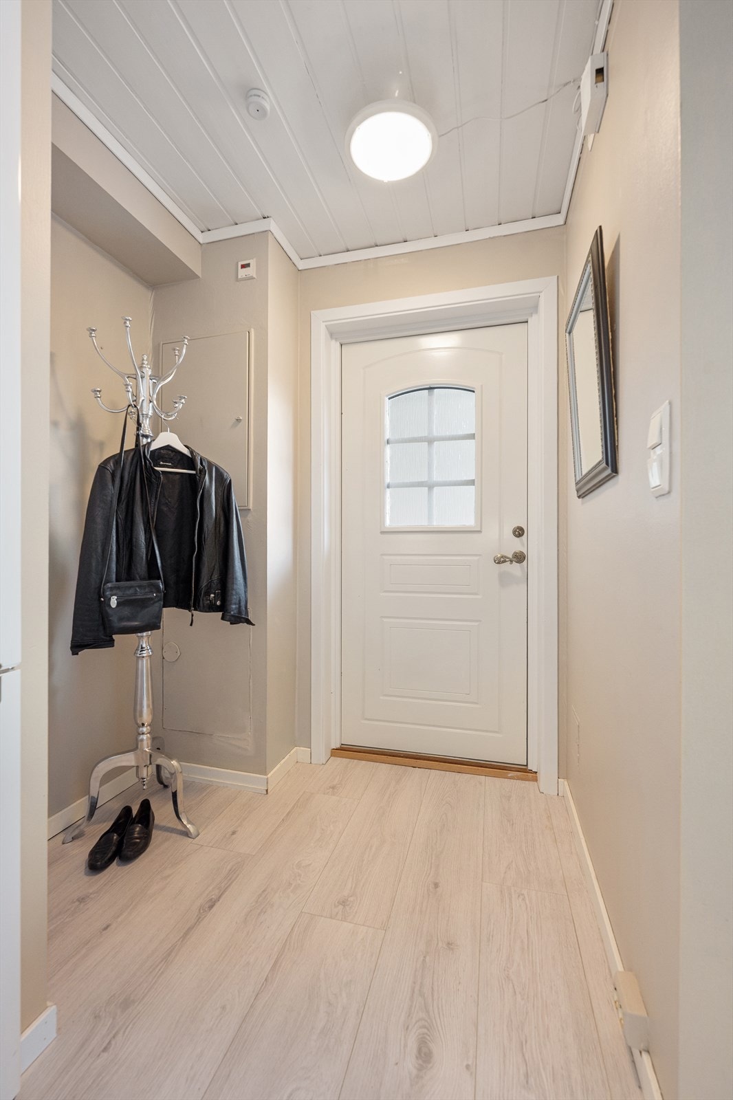 Entreen ønsker deg velkommen med laminatgulv og trepanel i himlingen, som er gjennomgående for de fleste rom. Galleribilde