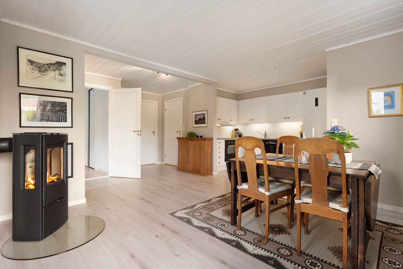 Gulvet i oppholdsrommet er belagt med laminat, og veggene har tapetserte plater. Galleribilde