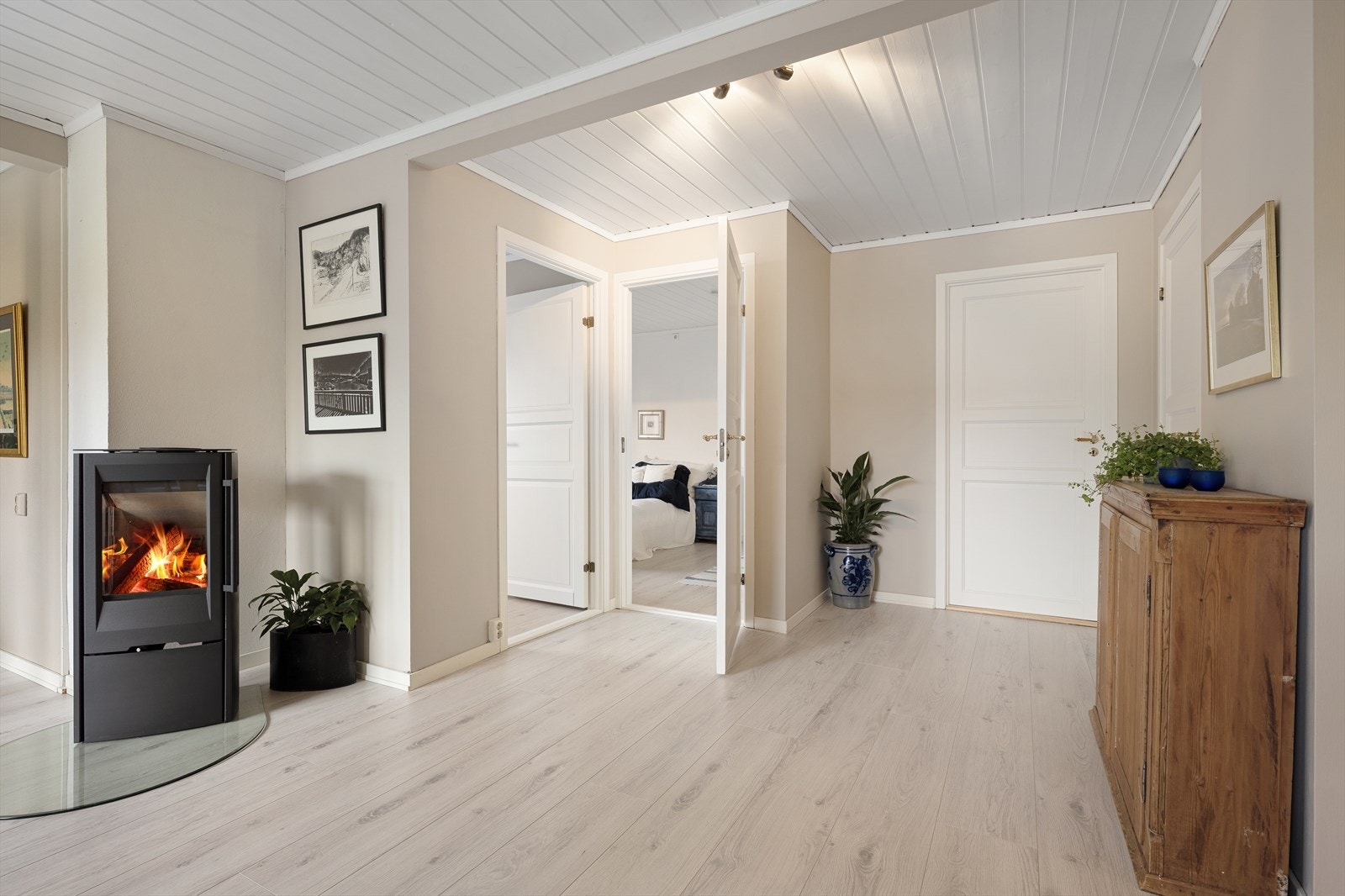 Fra oppholdsrommet leder en gang til boligens to soverom og bad. Galleribilde