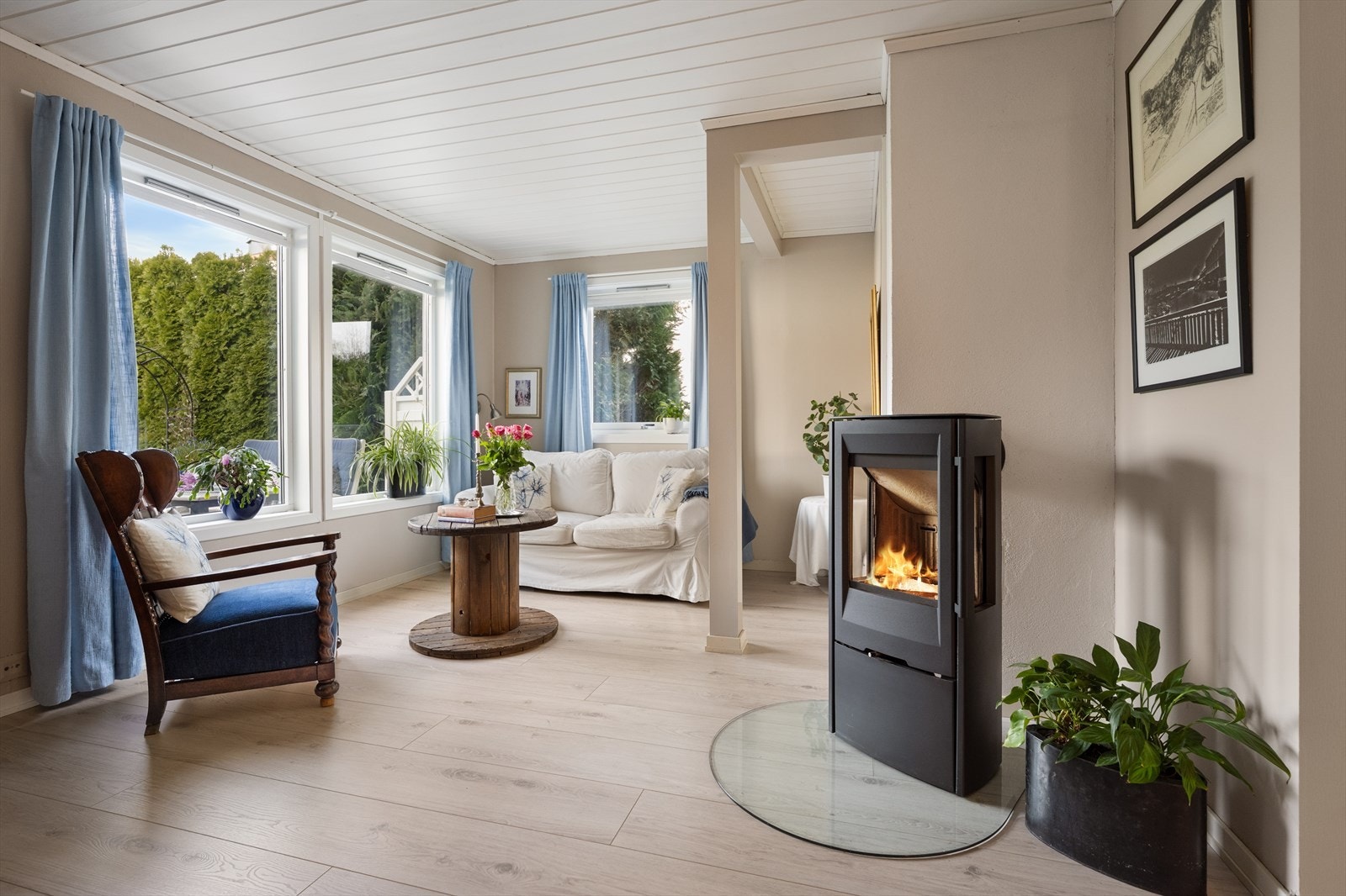 Velkommen til Øvre Gunnaråsen 43D! Her i den åpne stue- og kjøkkenløsningen finner du en koselig peisovn med glassdør. Galleribilde