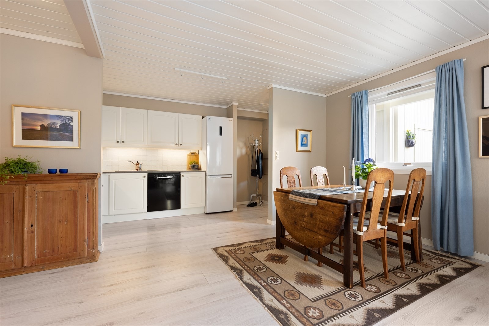 Kjøkkenet har profilerte fronter, laminat benkeplate og integrert stekeovn og platetopp. Galleribilde