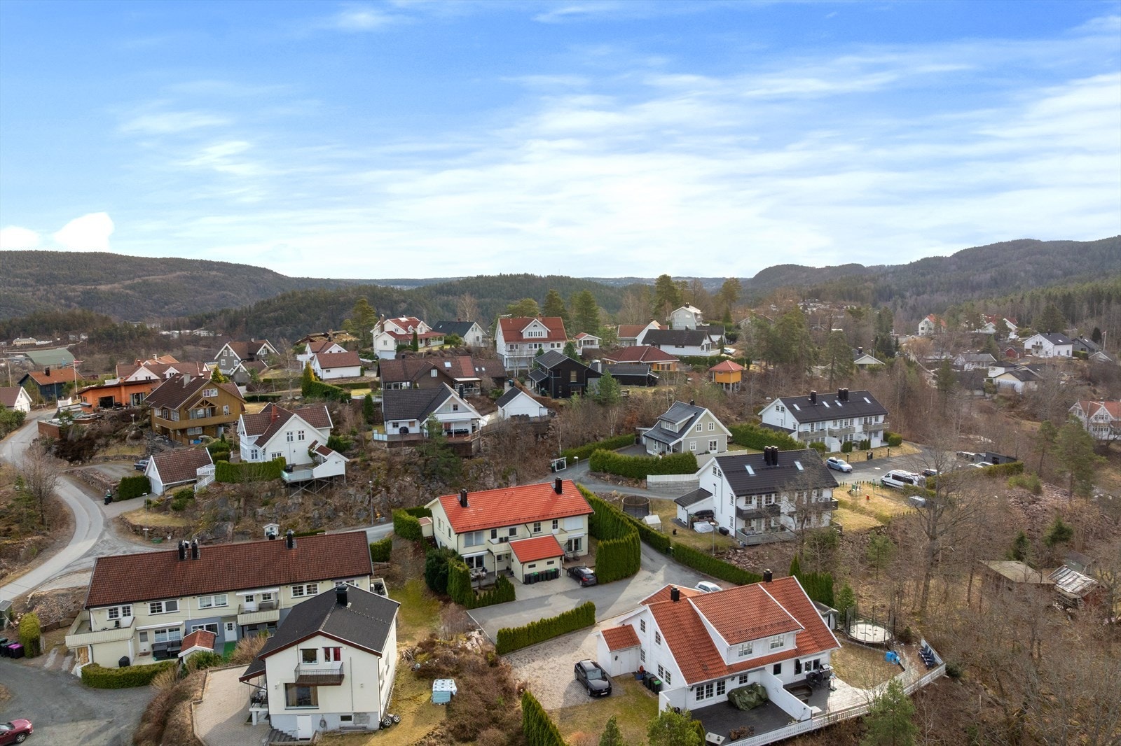 Nabolaget er preget av lavt støynivå og lite trafikk, noe som bidrar til en rolig atmosfære. Galleribilde