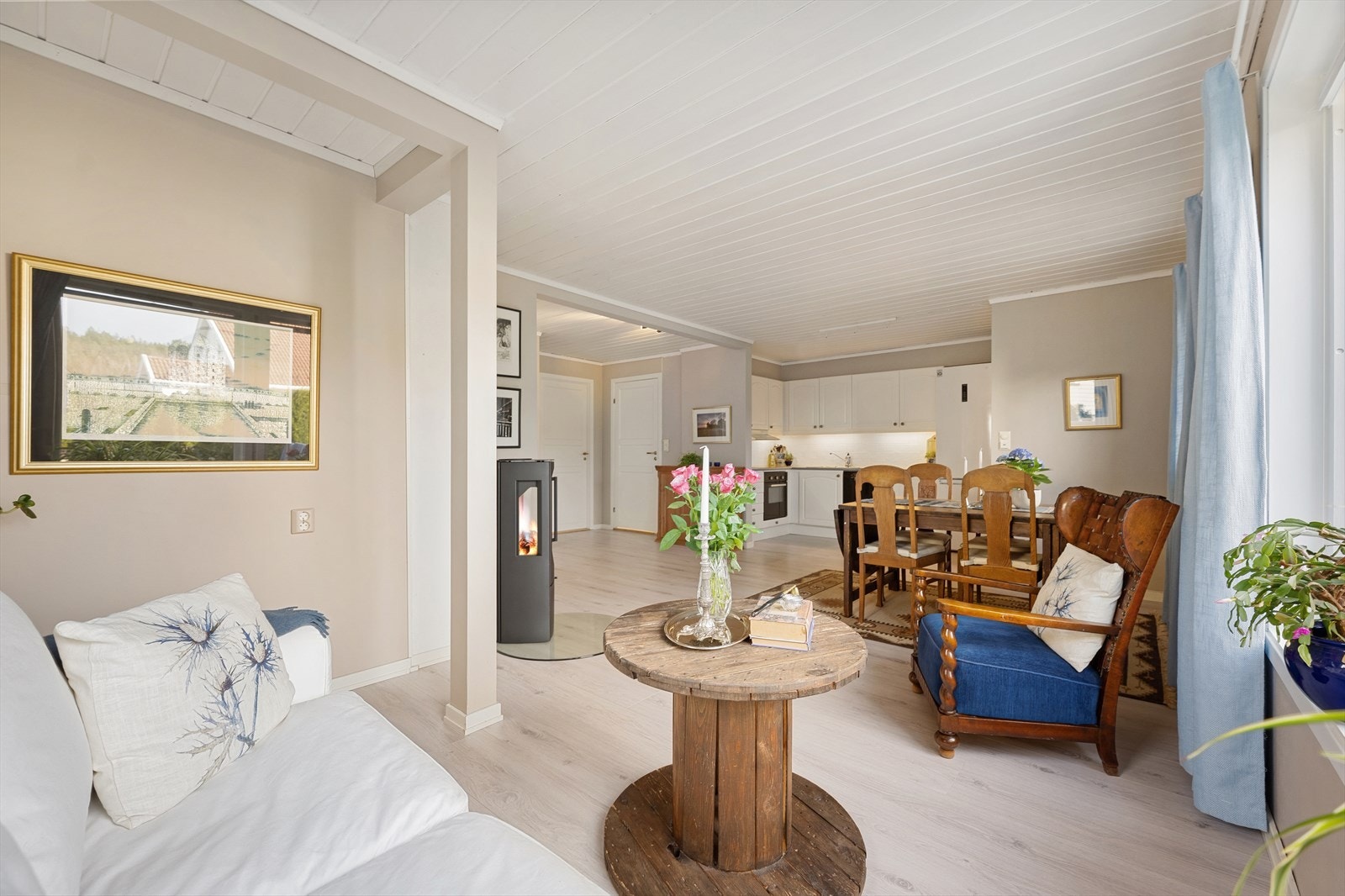 Her ser du den åpne planløsningen som binder sammen stue, spiseplass og kjøkken. Galleribilde