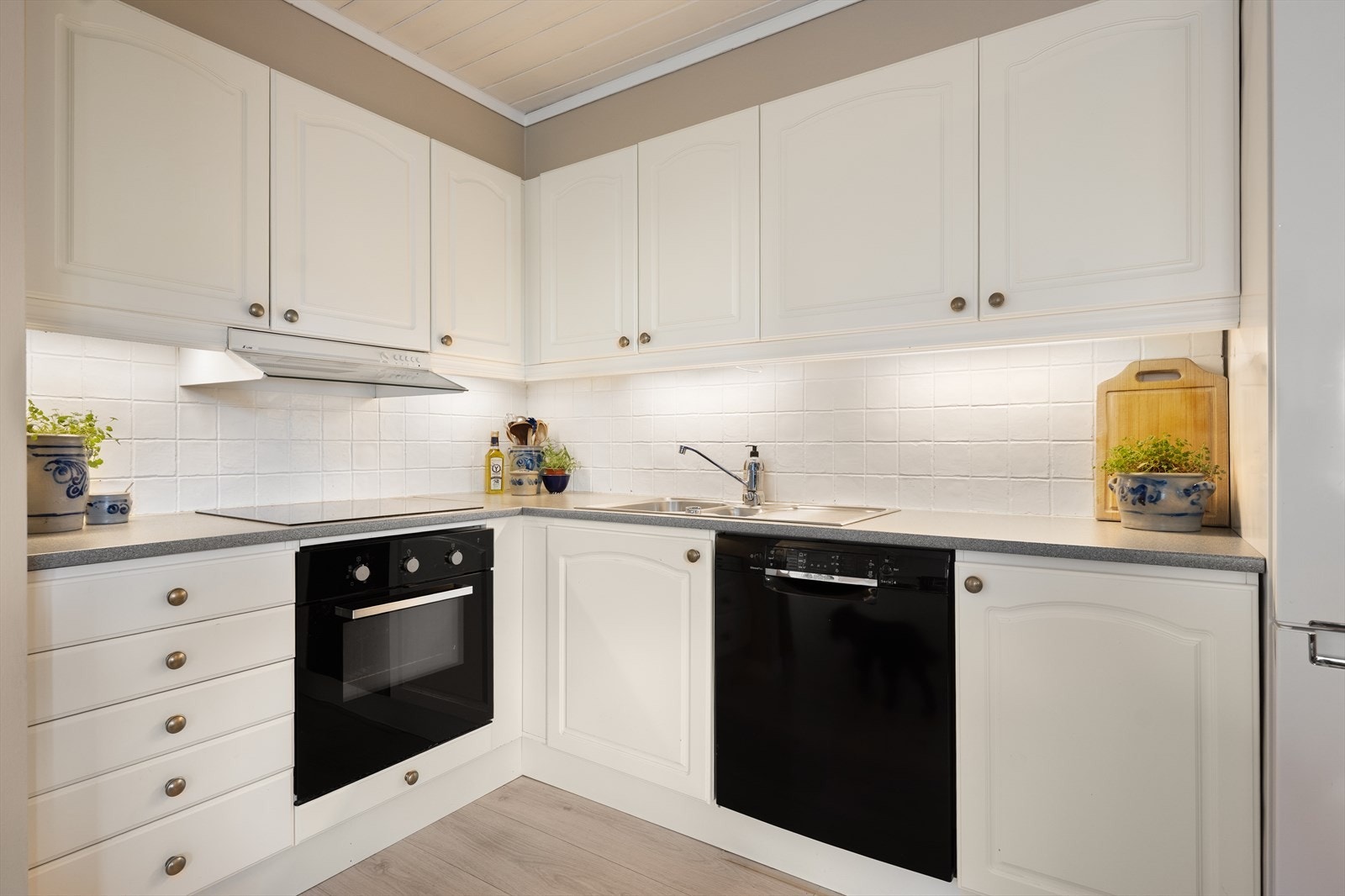 Kjøkkenet er praktisk utformet med medfølgende oppvaskmaskin og nedfelt kum i rustfritt stål. Galleribilde