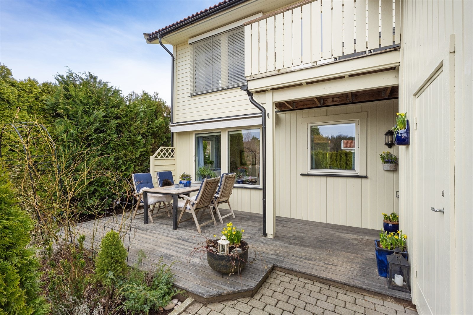 Her kan du nyte rolige stunder utendørs, med god plass for både spiseplass og solsenger. Galleribilde