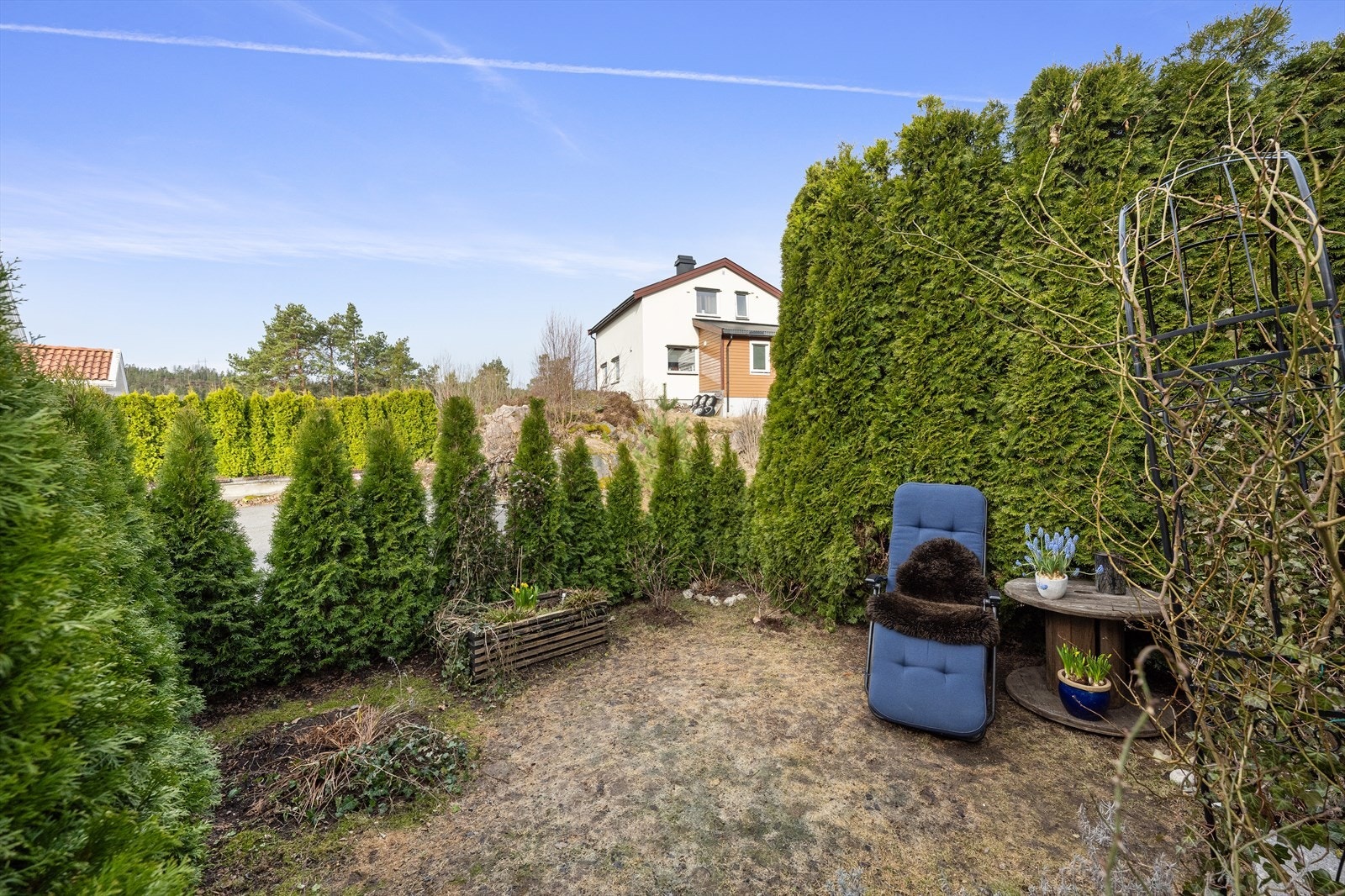 Fint opparbeidet hage med god plass til å boltre seg i. Galleribilde