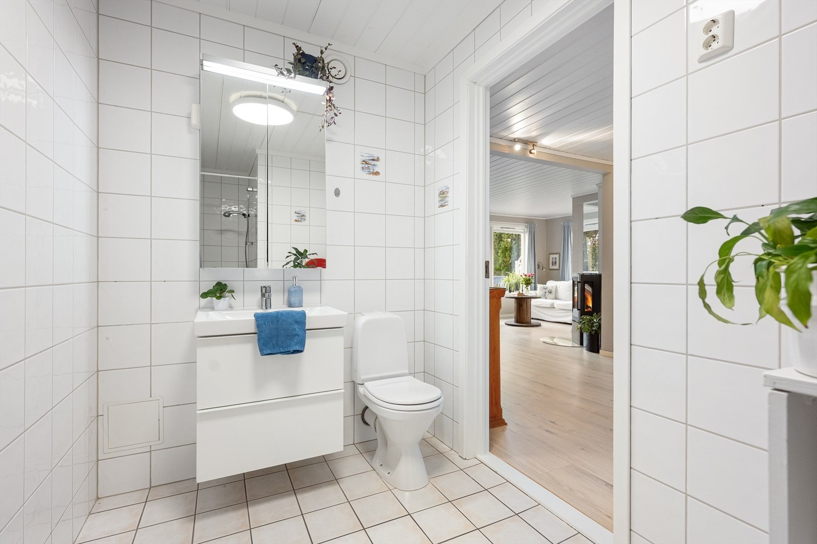 Her på badet er det varmekabler i gulvet og mekanisk avtrekk for god ventilasjon. Galleribilde