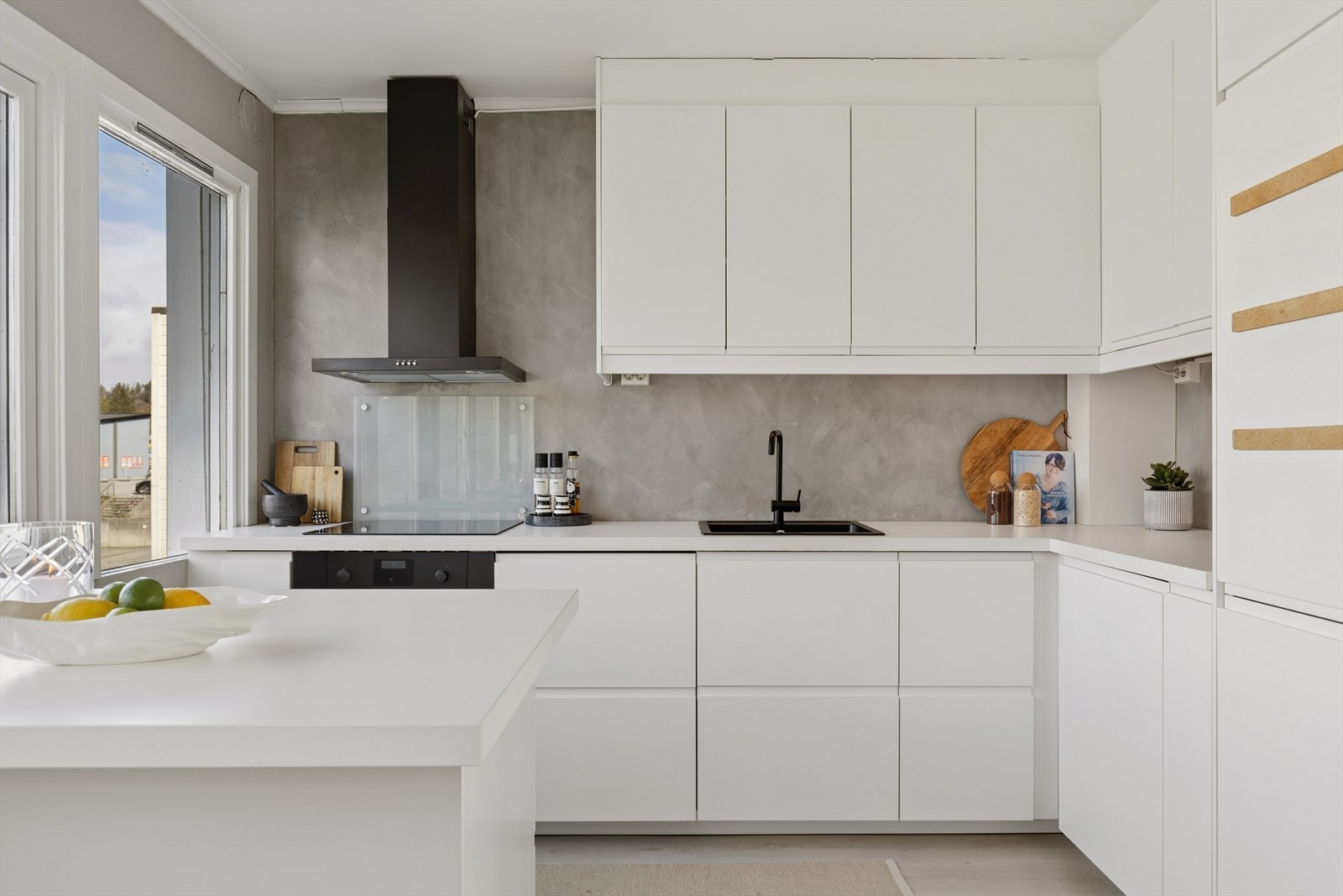 Stilrent kjøkken fra 2016 med hvit innredning med glatte fronter. Galleribilde