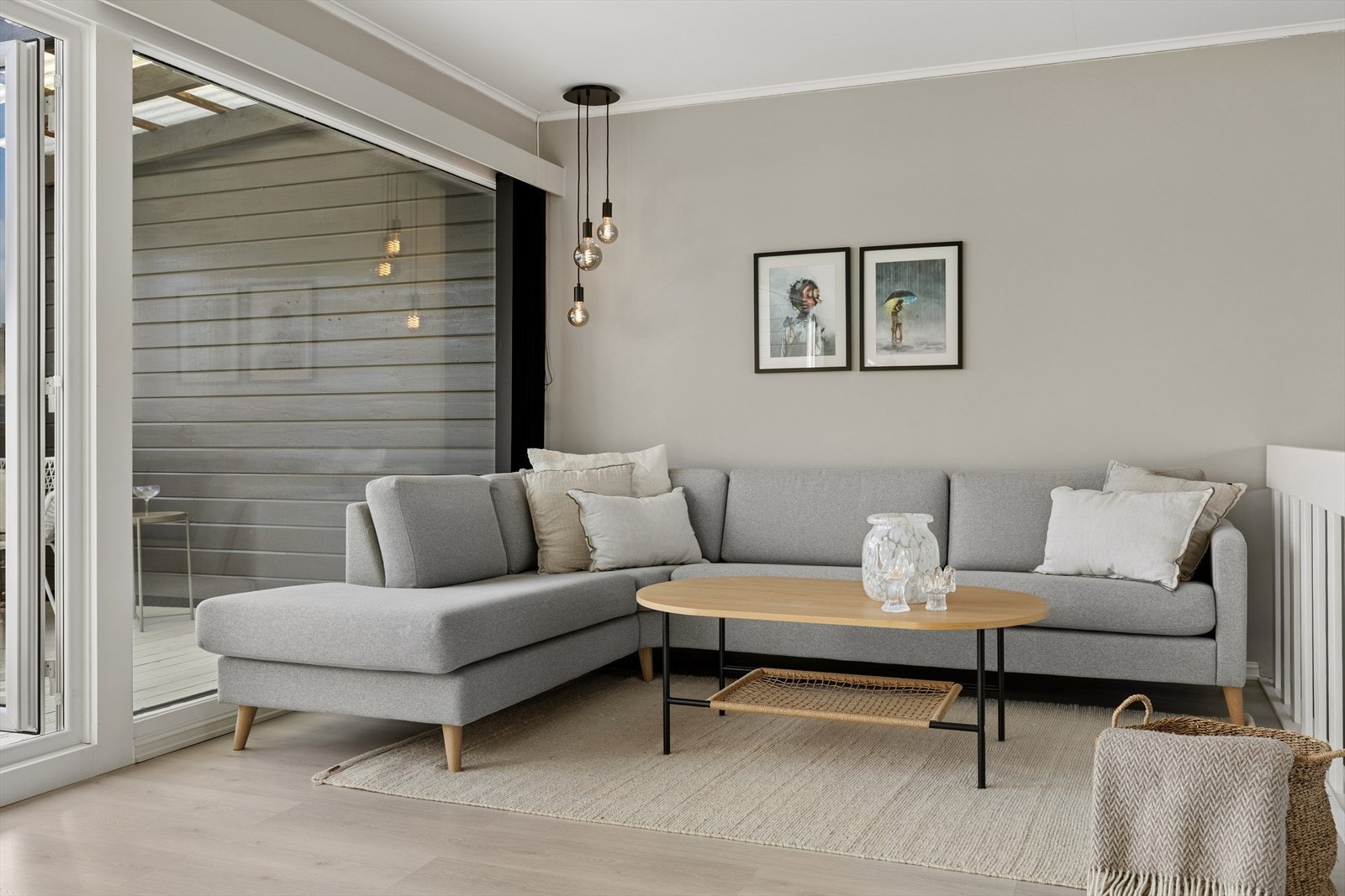 I stuen er det god plass til både spisebord og en generøs sofagruppe. Galleribilde