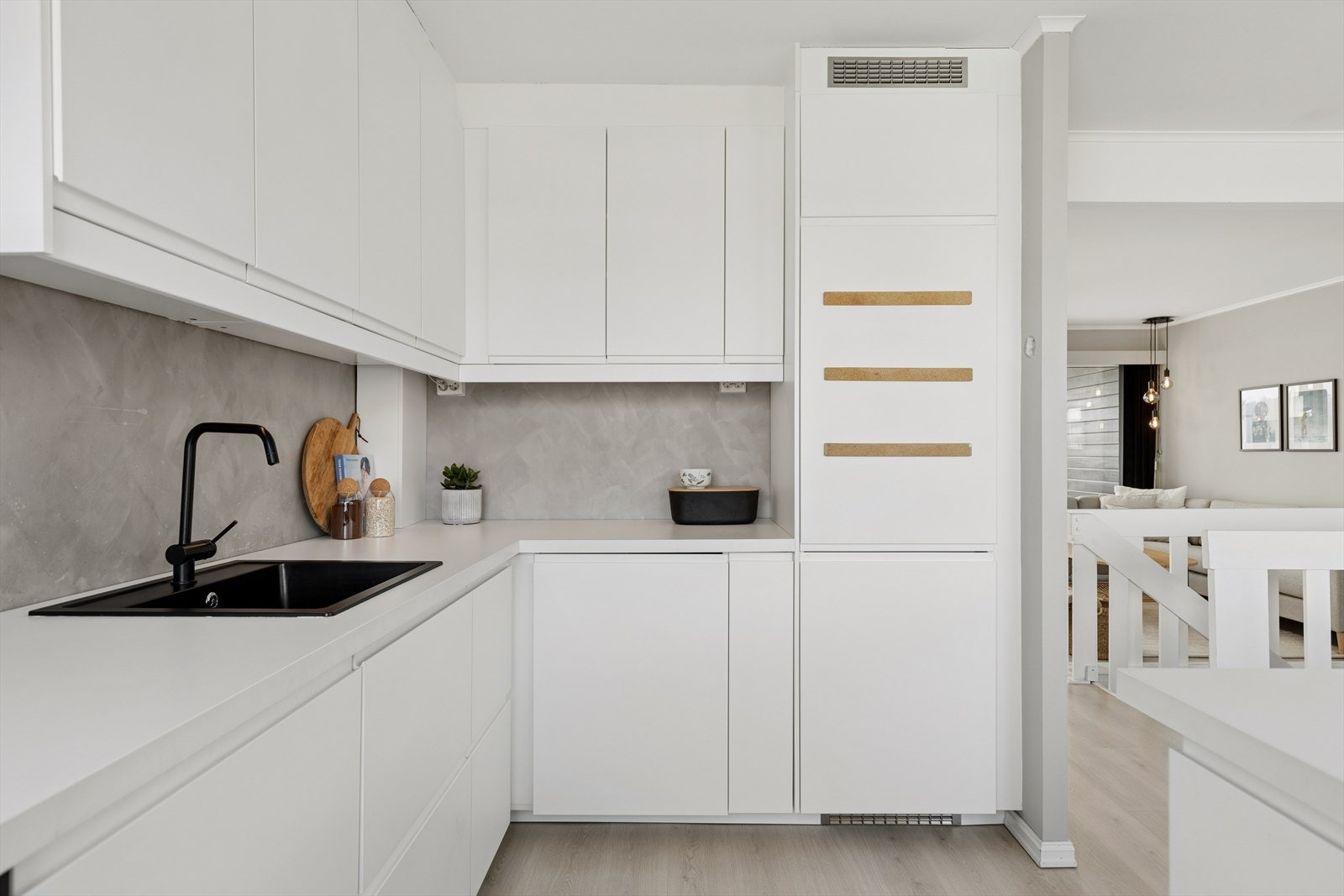 Innredningen har integrert platetopp, stekeovn, oppvaskmaskin og kjøleskap m/frys. Galleribilde