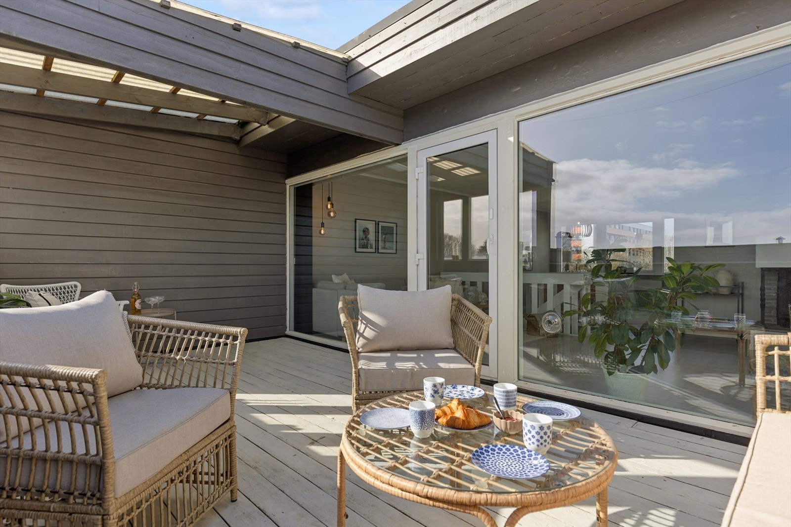 På terrassen er det godt med plass til utemøbler og bord. Terrassen er delvis overbygd. Galleribilde