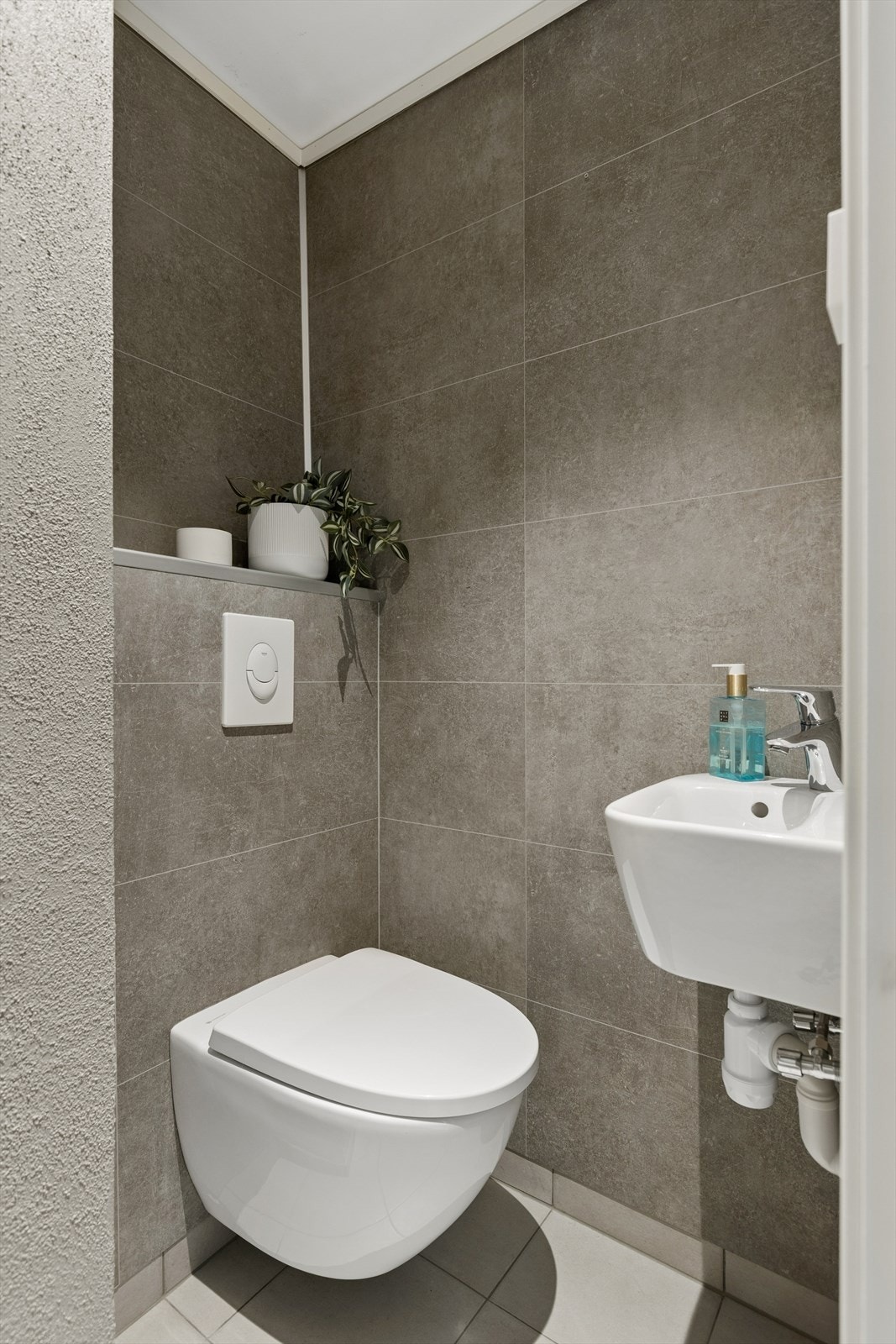 I tillegg til bad er det eget toalettrom. Galleribilde