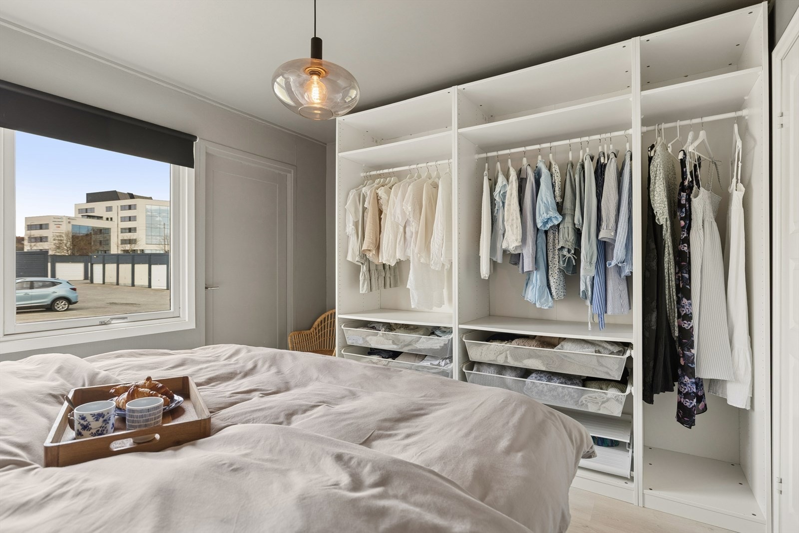 Det er god garderobeplass på hovedsoverommet. Galleribilde