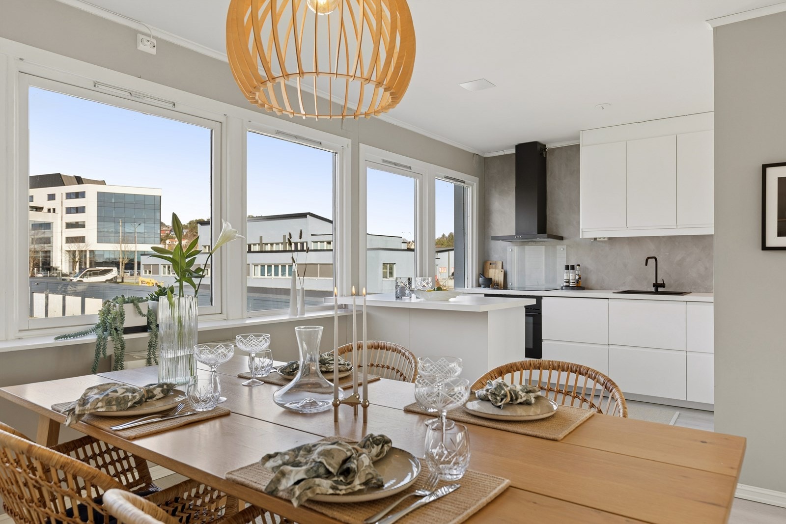 Stuen og kjøkkenet er samlet i en åpen og sosial løsning. Store vindusflater både mot nord og sør gir rikelig med dagslys. Galleribilde