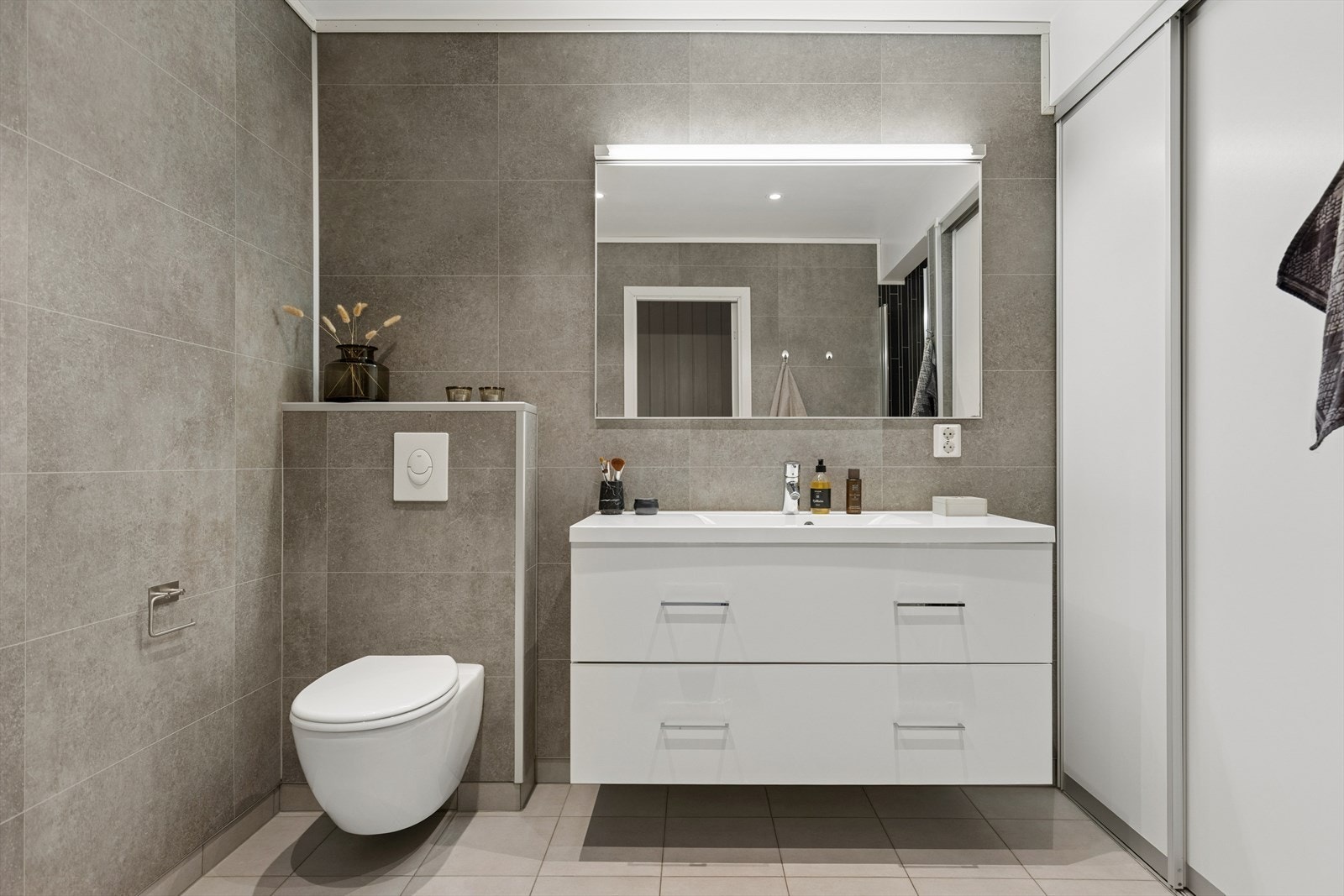 Flott flislagt baderom fra 2015. Galleribilde