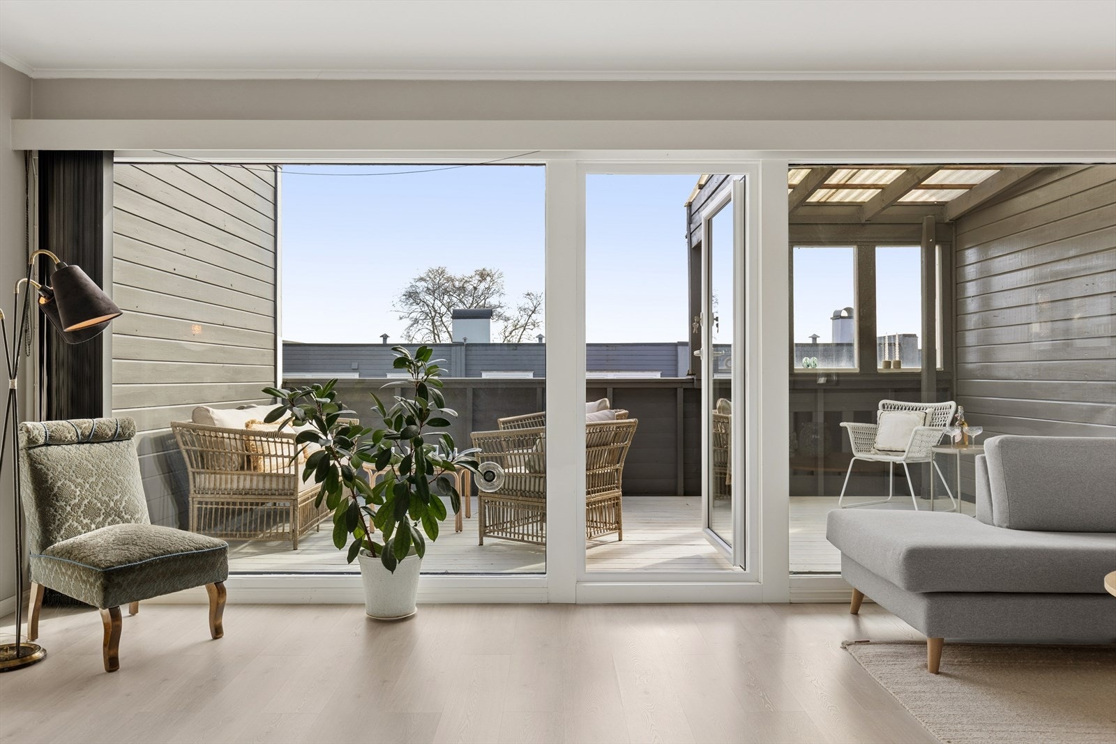 Fra stuen er det utgang til stor sørvendt terrasse. Galleribilde