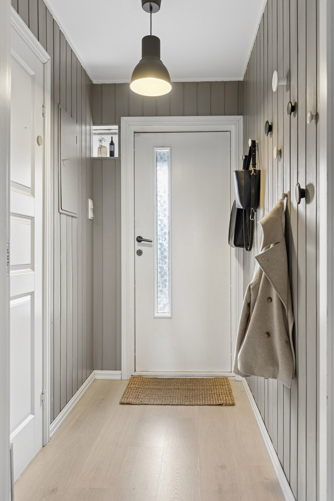 Fra det overbygde inngangspartiet kommer du inn i en lys og innbydende entré. Rommet byr på oppbevaringsplass til yttertøy,. sko etc. Galleribilde