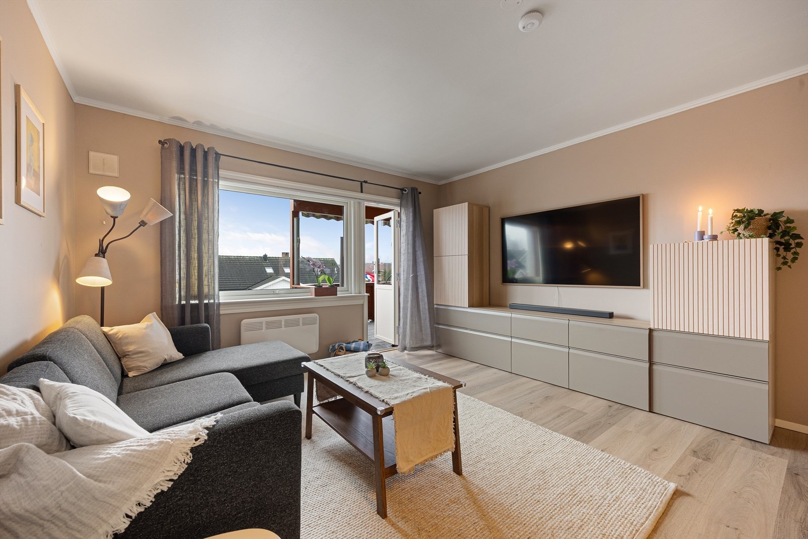 Stuen er av god størrelse og har flere møbleringsmuligheter. Galleribilde