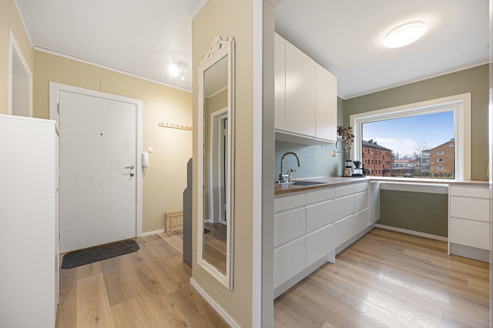 Romslig entré som ønsker velkommen inn. Her er det god plass til å sette fra seg sko og henge fra seg yttertøy. Galleribilde