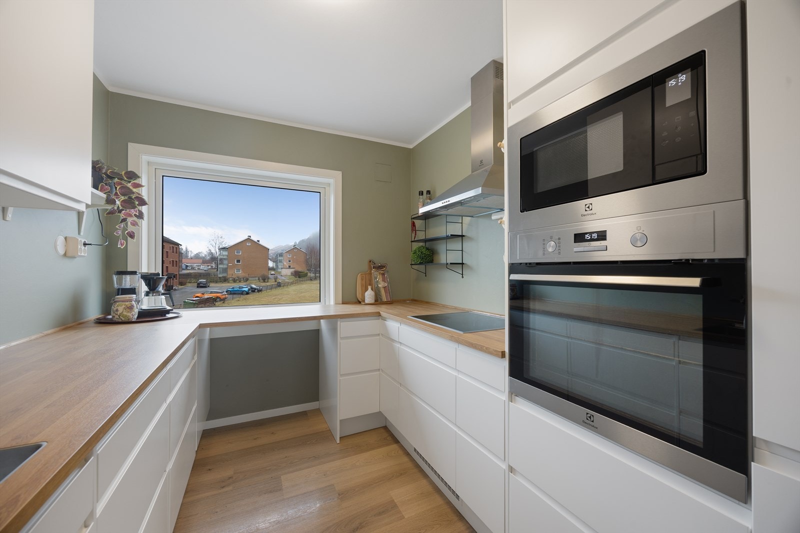 Kjøkkenet har innredning med glatte fronter og benkeplate av laminat. Det er integrert kjøl/fryseskap, oppvaskmaskin, platetopp, micro og stekeovn. Galleribilde