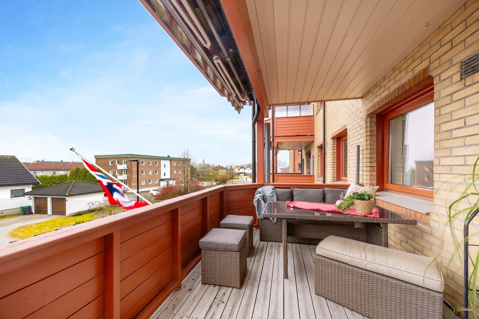 Fra stuen er det utgang til en deilig veranda god plass til utemøbler. Galleribilde