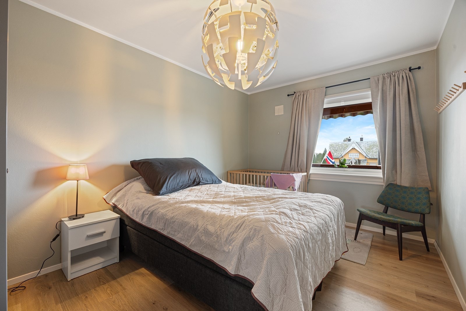 Boligen har to lyse og pene soverom som begge har garderobeskap for klesbeholdningen. Galleribilde