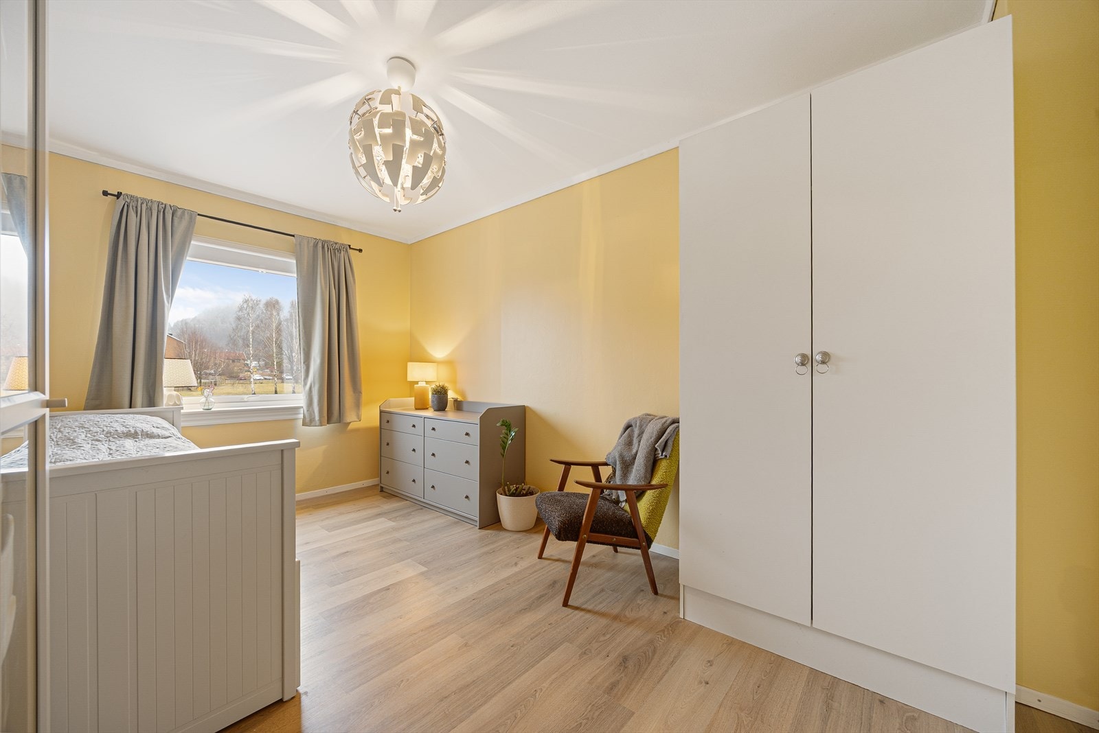 Soverommet har god plass til seng og annen soveromsmøblement. Galleribilde