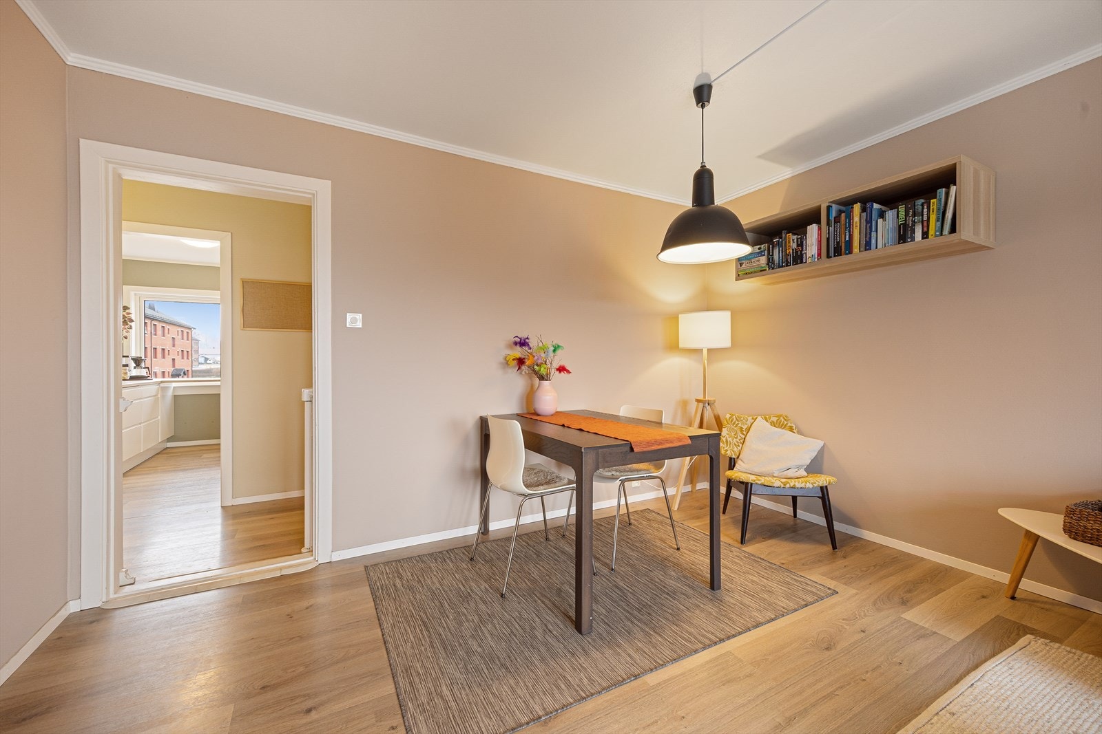 Overflater består av laminatgulv fra 2021 og ellers malte overflater i moderne, flotte farger. Galleribilde