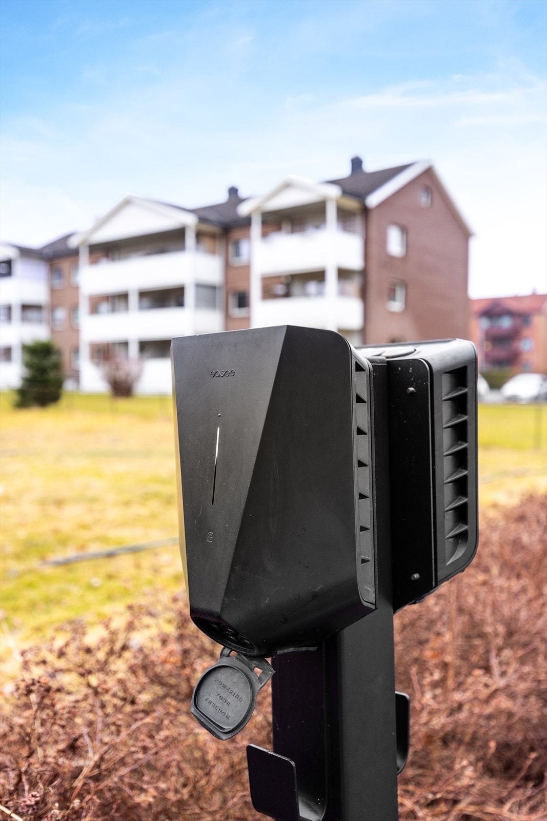 Parkering på asfaltert, felles parkeringsplass ved inngangspartiene. Det er mulighet for el-bil lading. Galleribilde