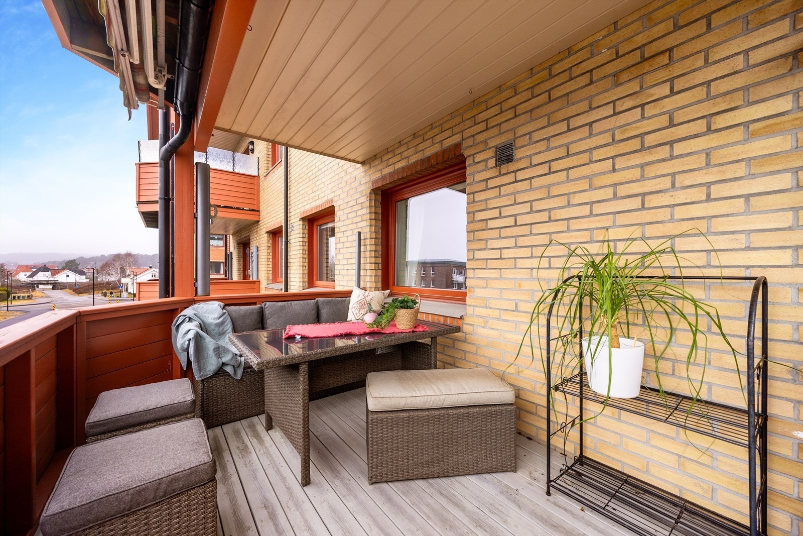 Det er montert markise for solskjerming ved behov. Galleribilde