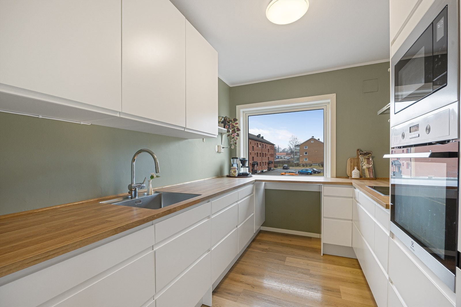 En velholdt og lekker 3-roms leilighet sentralt på Hovenga, med god planløsning og veranda med fin utsikt ut over nærområdet. Galleribilde