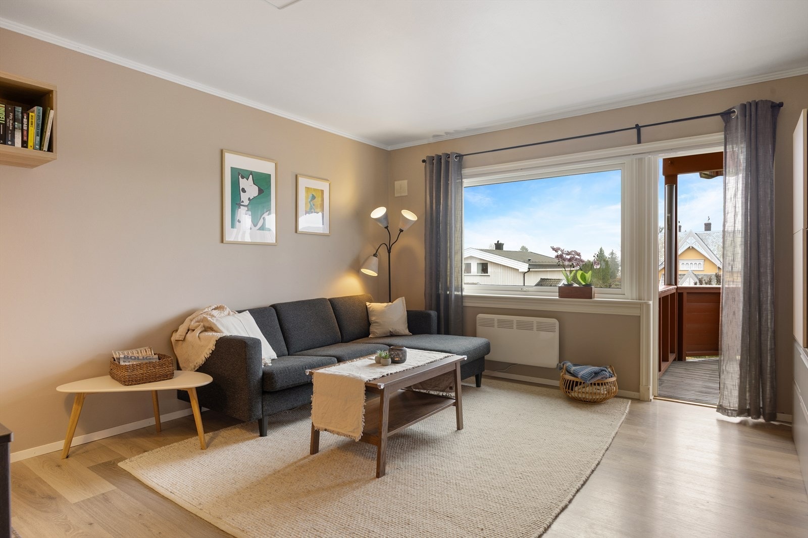 Leiligheten har en lys og delikat stue med plass til både sofagruppe og spisestue. Galleribilde