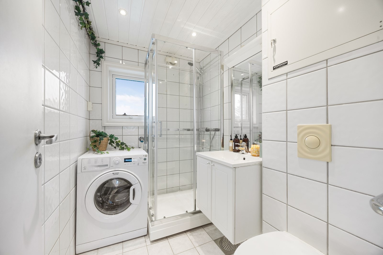 Helfliset bad med varmekabel i gulv og spotter i tak. Ventilasjon er via vifte på vegg. Galleribilde