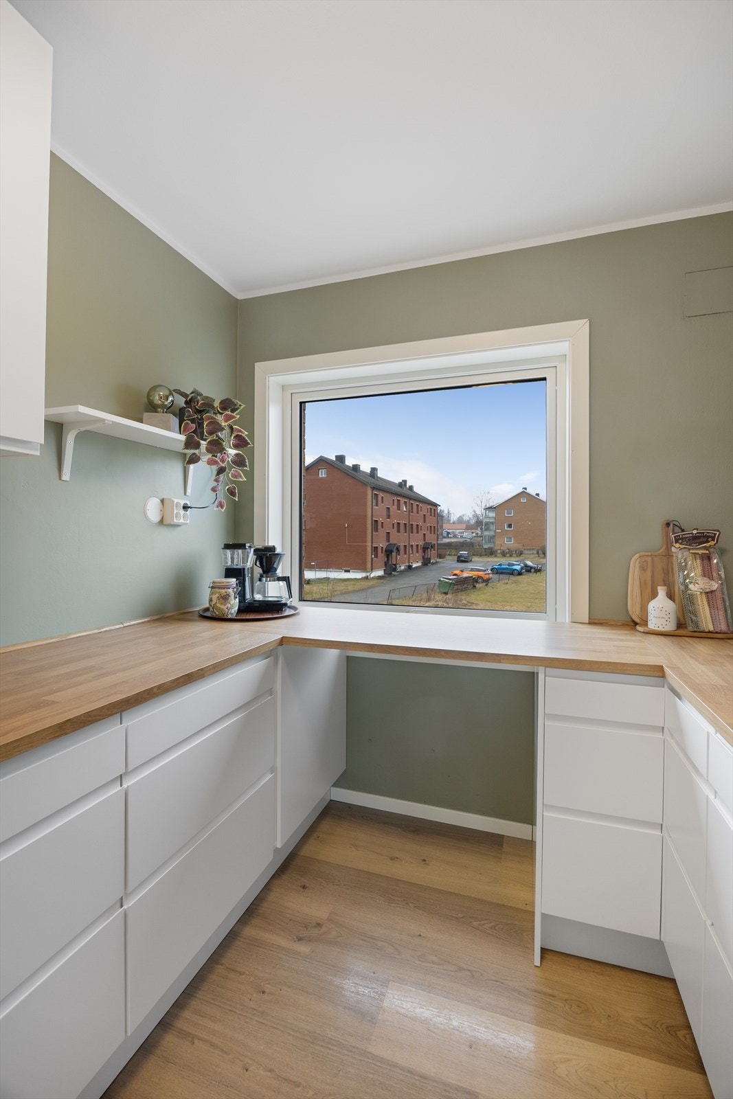 Lekkert kjøkken fra 2021 med integrerte hvitevarer og meget god skap- og benkeplass. Galleribilde