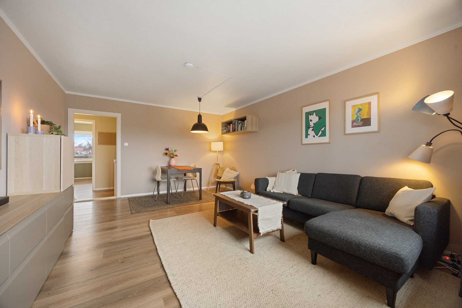 I stuen er det pipe med mulighet for å montere ildsted om ønskelig, ta eventuelt kontakt med styreleder. Galleribilde