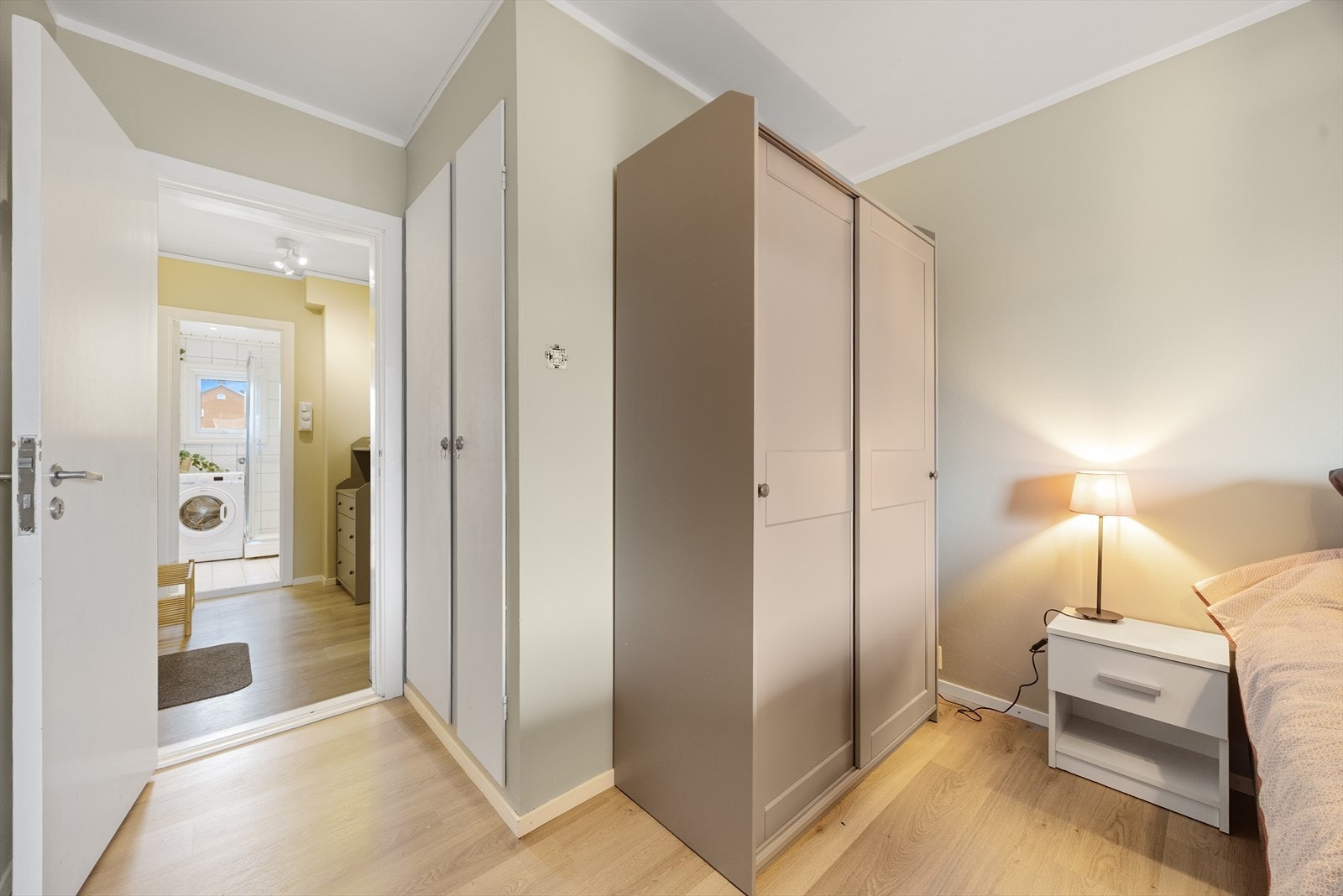 Hovedsoverommet har god plass til dobbeltseng, og både plassbygd og frittstående garderobeskap. Galleribilde