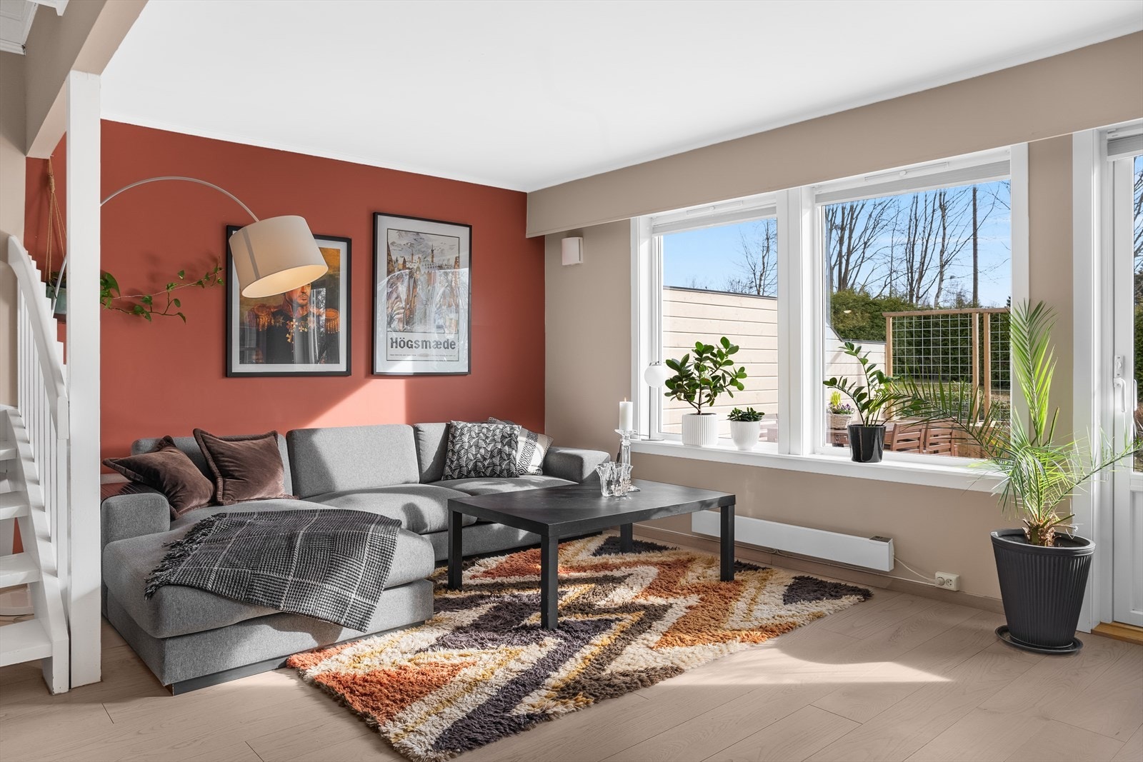 Stuen har store vinduer som gir mye lys inn Galleribilde