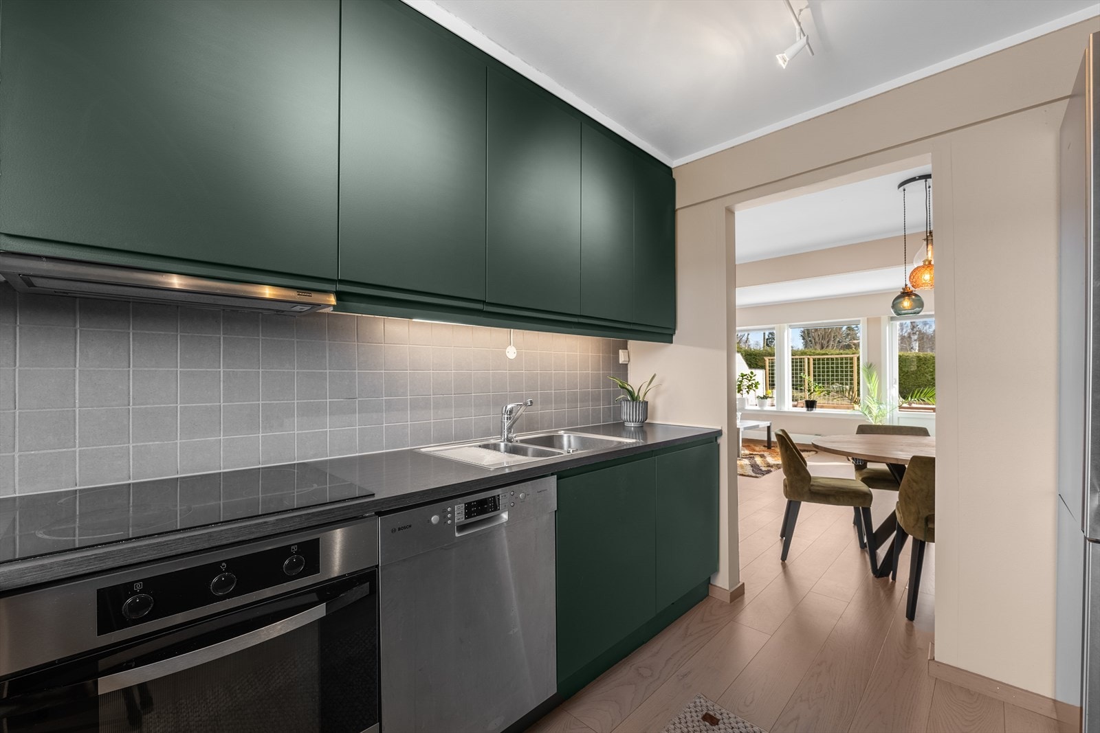 Nyere Sigdal innredning med fliser over kjøkkenbenk og int. hvitevarer Galleribilde