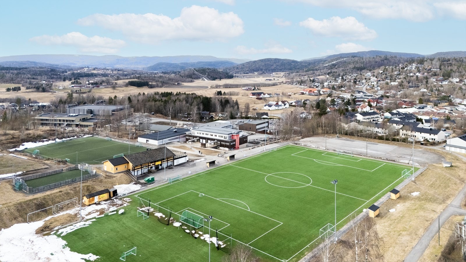 Dronefoto av fotballbannen som ligger rett i nærområdet Galleribilde