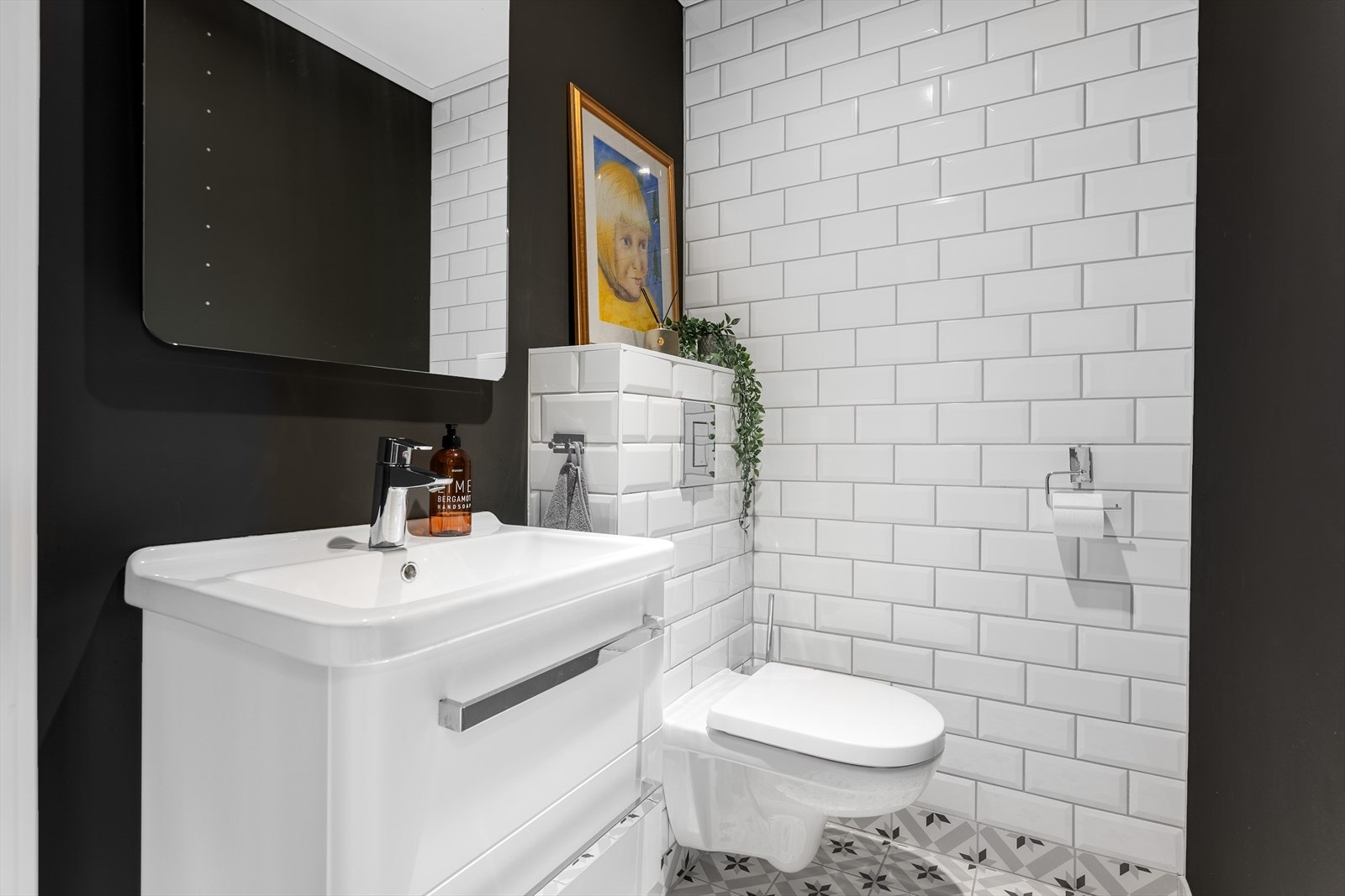 flott separat toalettrom med fliser på gulv og deler vegg. Nyere fin innredning og speil Galleribilde