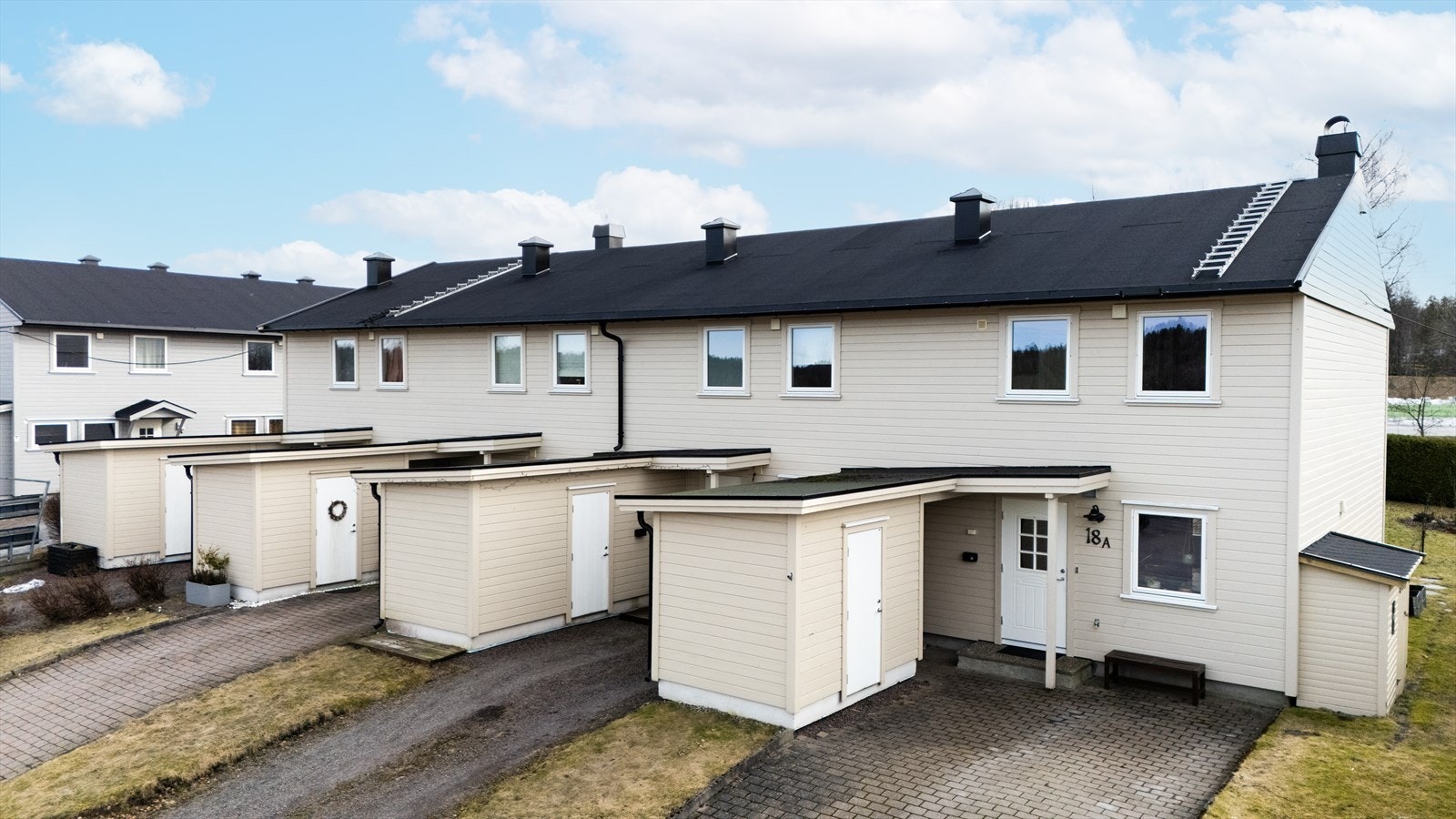 Endeleilighet med utebod og belegningstein ved inngang Galleribilde