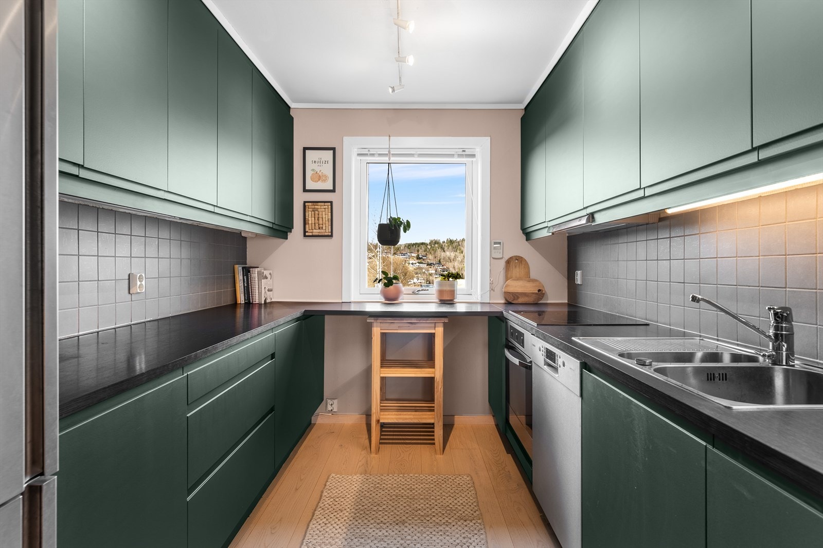 Flott kjøkken som nymalte fronter og nyere parkett på gulv Galleribilde