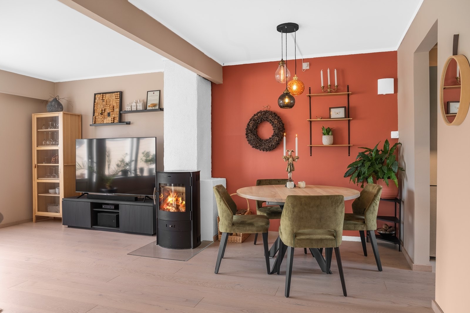 God plass til spisestue ved siden av peisen gir en koselig opplevelse Galleribilde