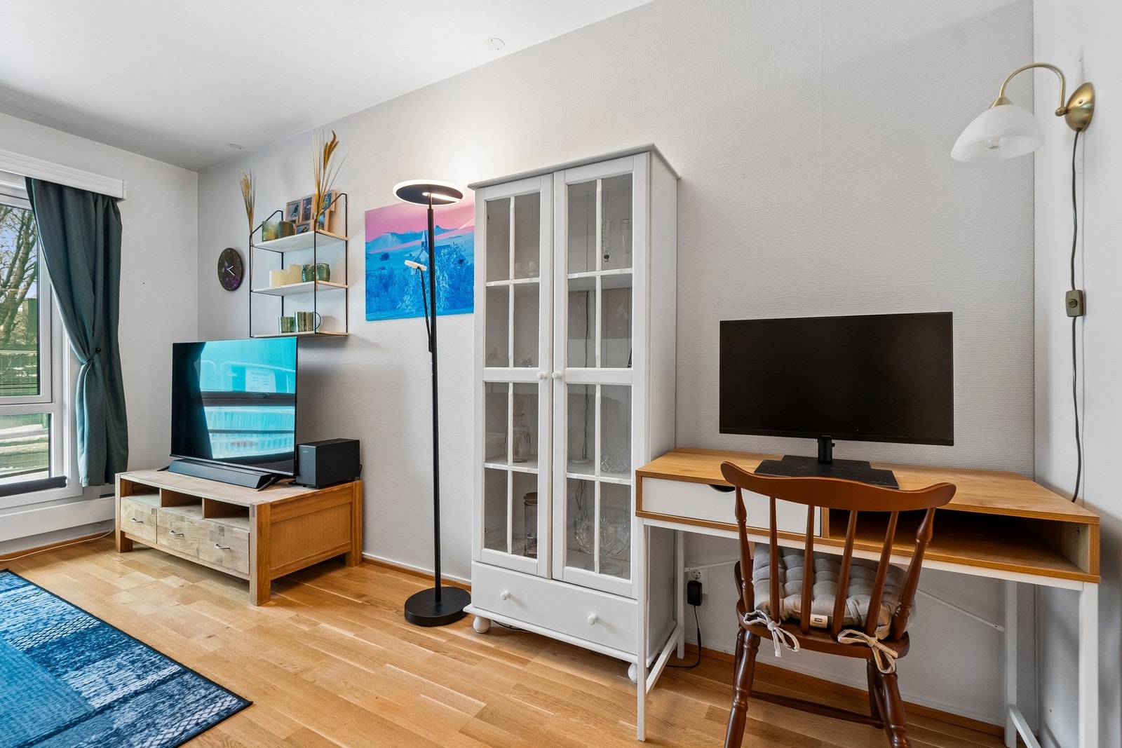 Leiligheten ligger i sentrum med gangavstand til de fleste daglige servicefasiliteter, men er likevel tilbaketrukket fra bykjernen. Galleribilde