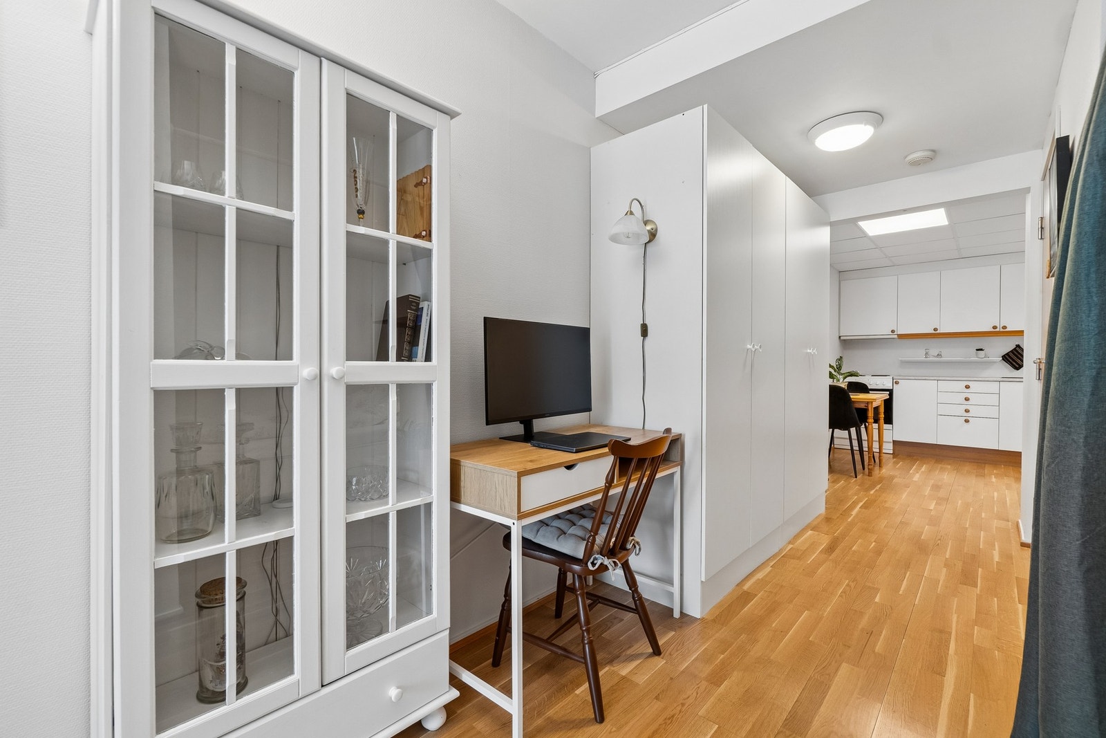 Gangen som binder rommene sammen gir deg også plass for øvrig innredning som skap, skrivebord, o.l., slik at du har flere bruksmuligheter på tvers av leiligheten. Galleribilde