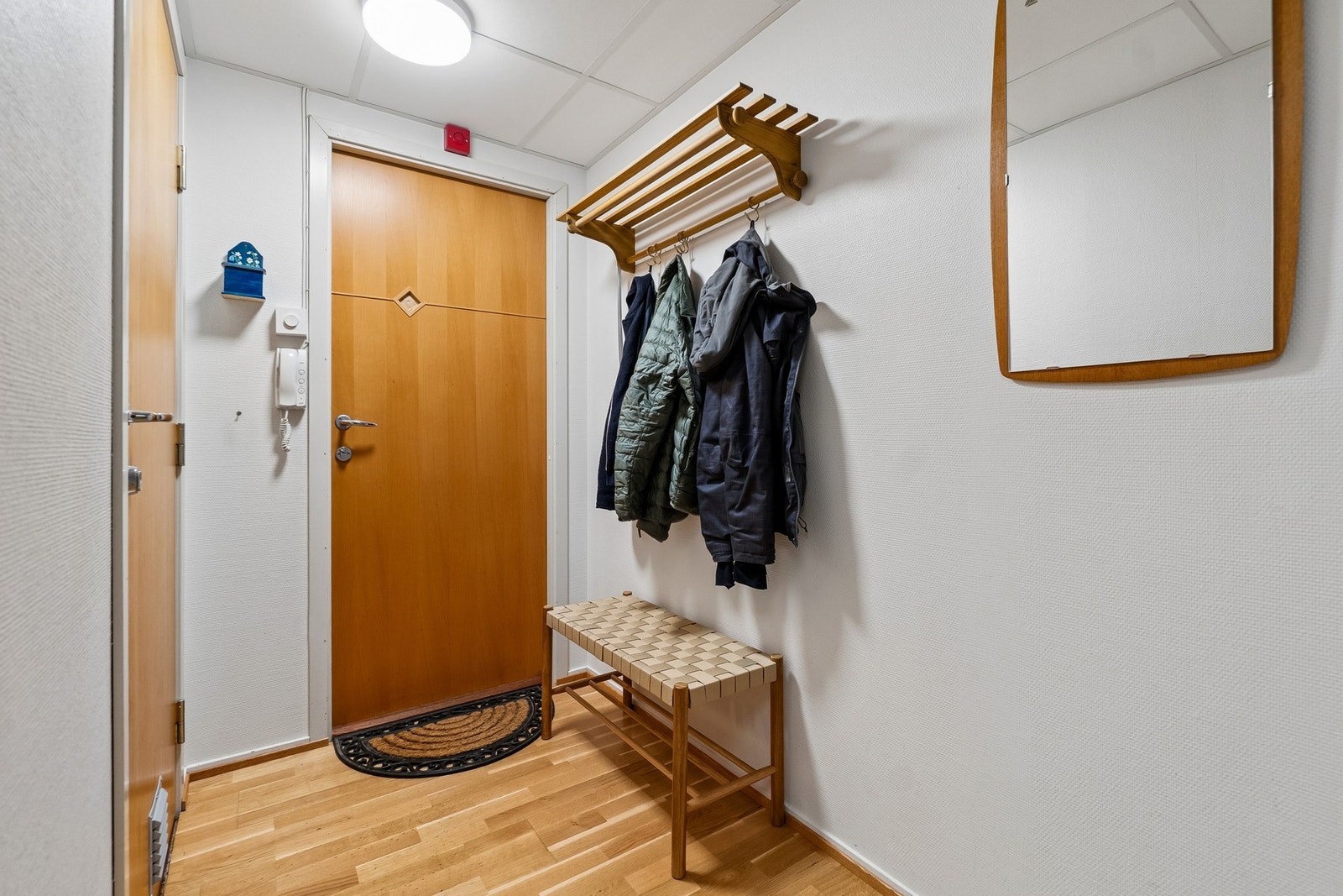 Entréen har videre plass for flere garderobeløsninger som skap, kommoder, klesoppheng og stativ. Galleribilde