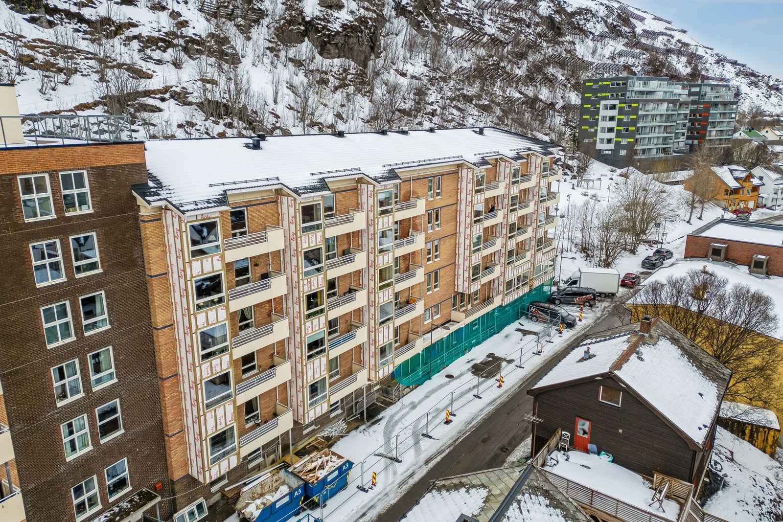 Boligen ligger svært sentralt og populært til i Hammerfest sentrum ved bykjernen. Nærområdet har et variert utvalg av blokk- og boligbebyggelse, kulturhus, kino, butikker, m.m. Galleribilde