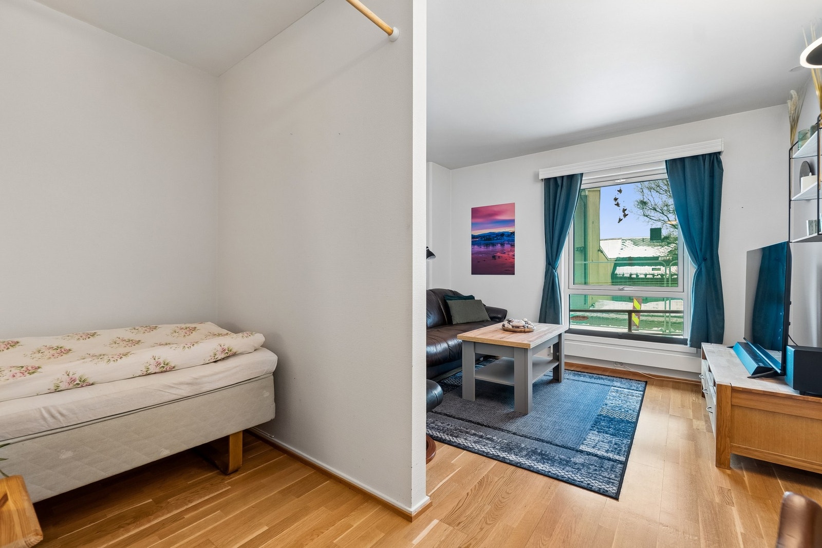 Mellom stue og kjøkken finner du sovealkove. Galleribilde